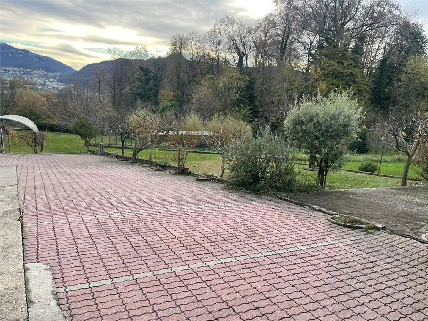 10 Parking Spaces on Hard Surface - Large Agricultural Plot of 2,263 m² - Photo 1 of 1
