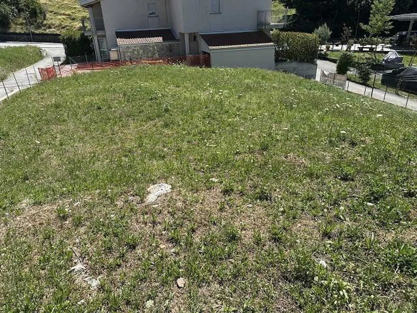 Bauland von 561 m2 Zone R2 an sehr sonniger, ruhiger Aussichtslage ... - Foto 3 von 14
