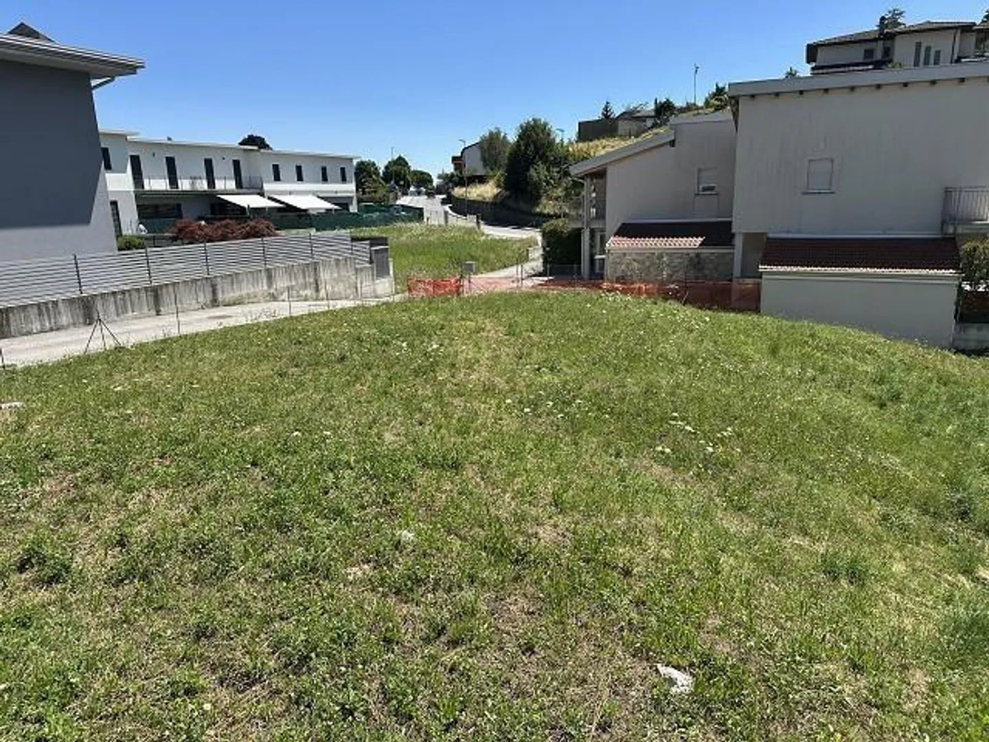 Bauland von 561 m2 Zone R2 an sehr sonniger, ruhiger Aussichtslage ... - Foto 4 von 14