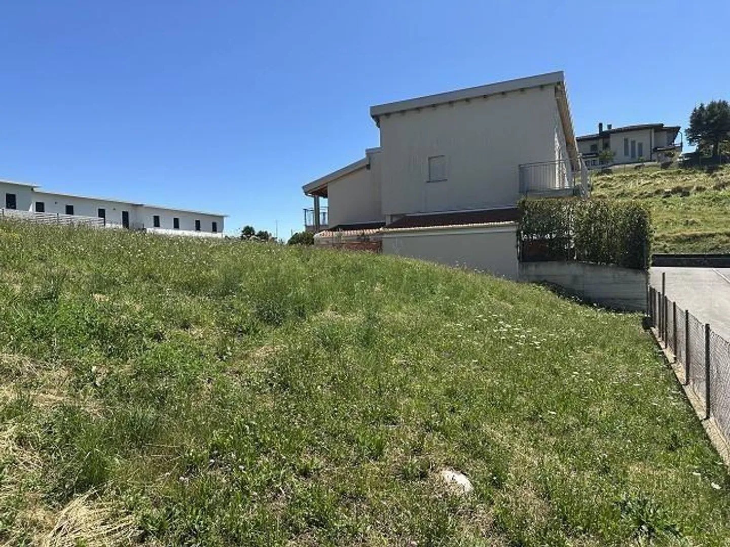 Bauland von 561 m2 Zone R2 an sehr sonniger, ruhiger Aussichtslage ... - Foto 5 von 14