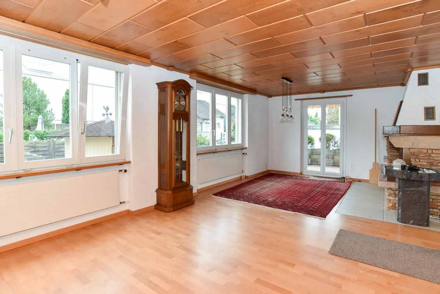 Detached house with large workshop and many parking spaces - Photo 2 of 13