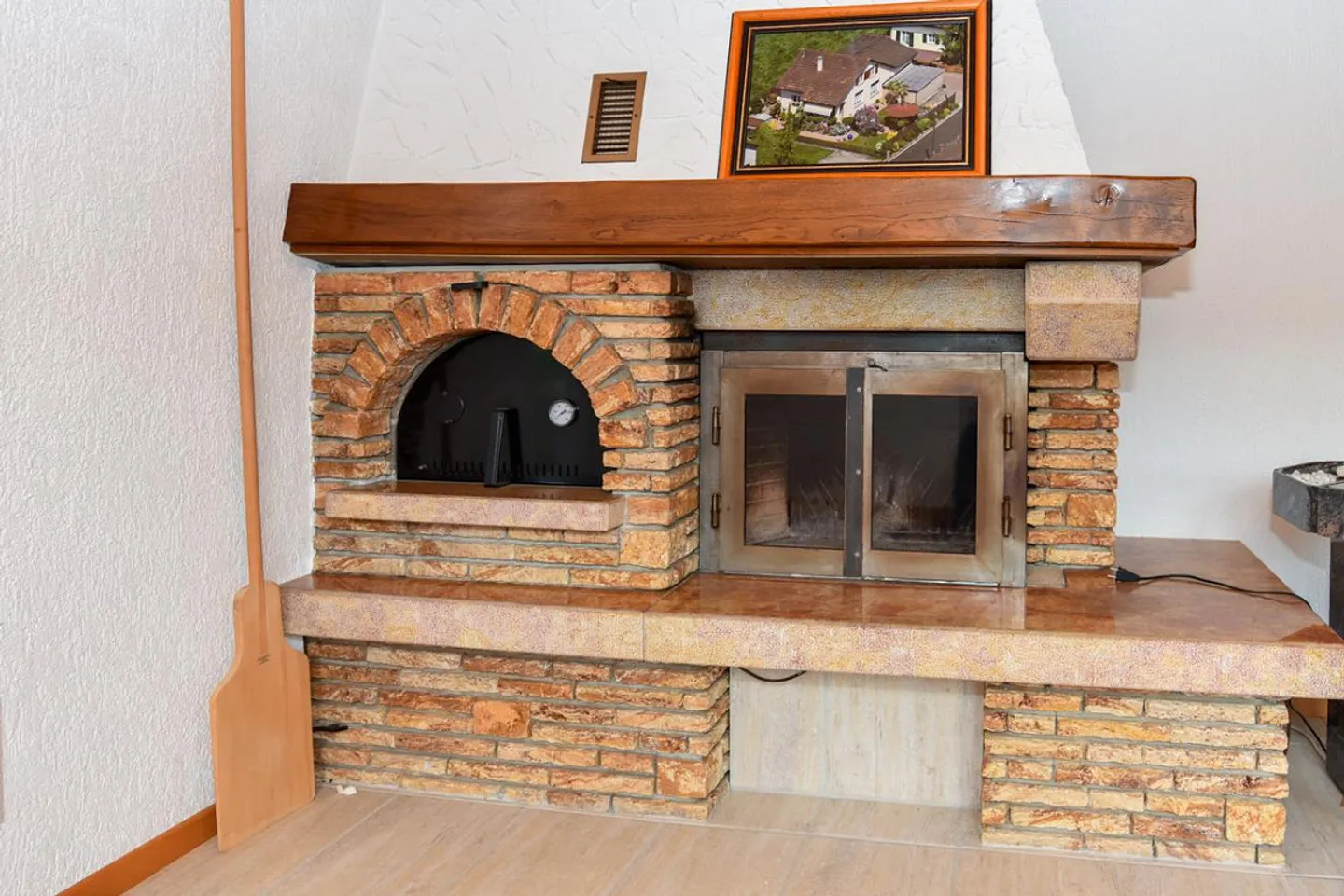 Detached house with large workshop and many parking spaces - Photo 3 of 13