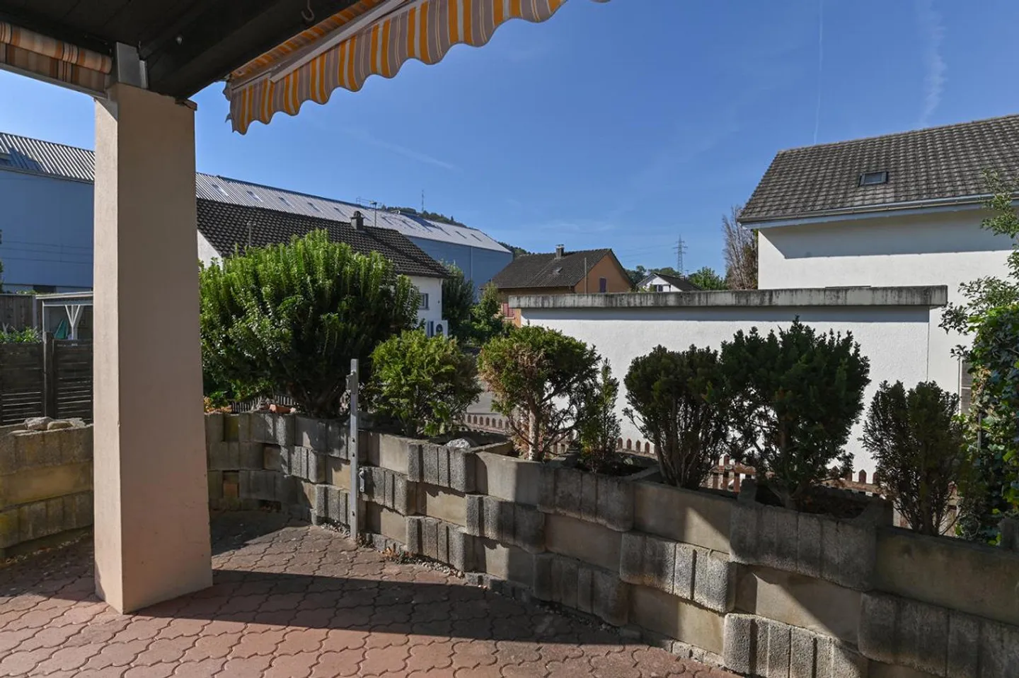 Detached house with large workshop and many parking spaces - Photo 4 of 13