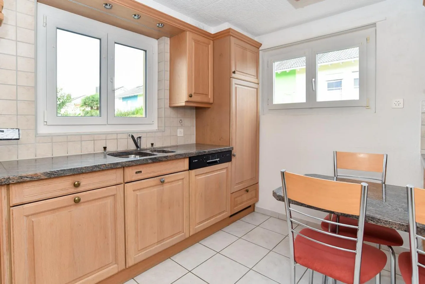 Detached house with large workshop and many parking spaces - Photo 6 of 13