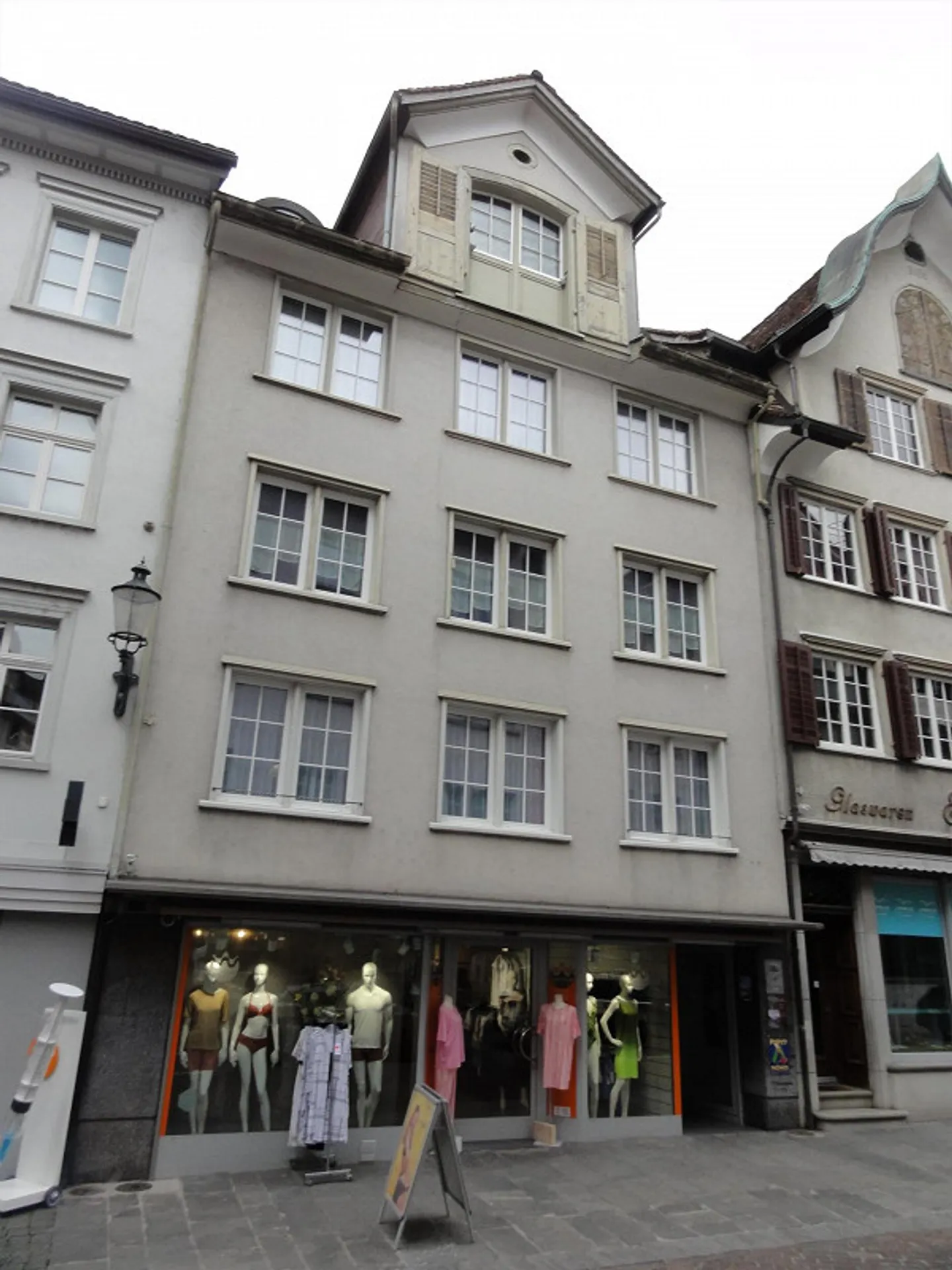 Shop in the town center in an attractive location - Photo 2 of 16