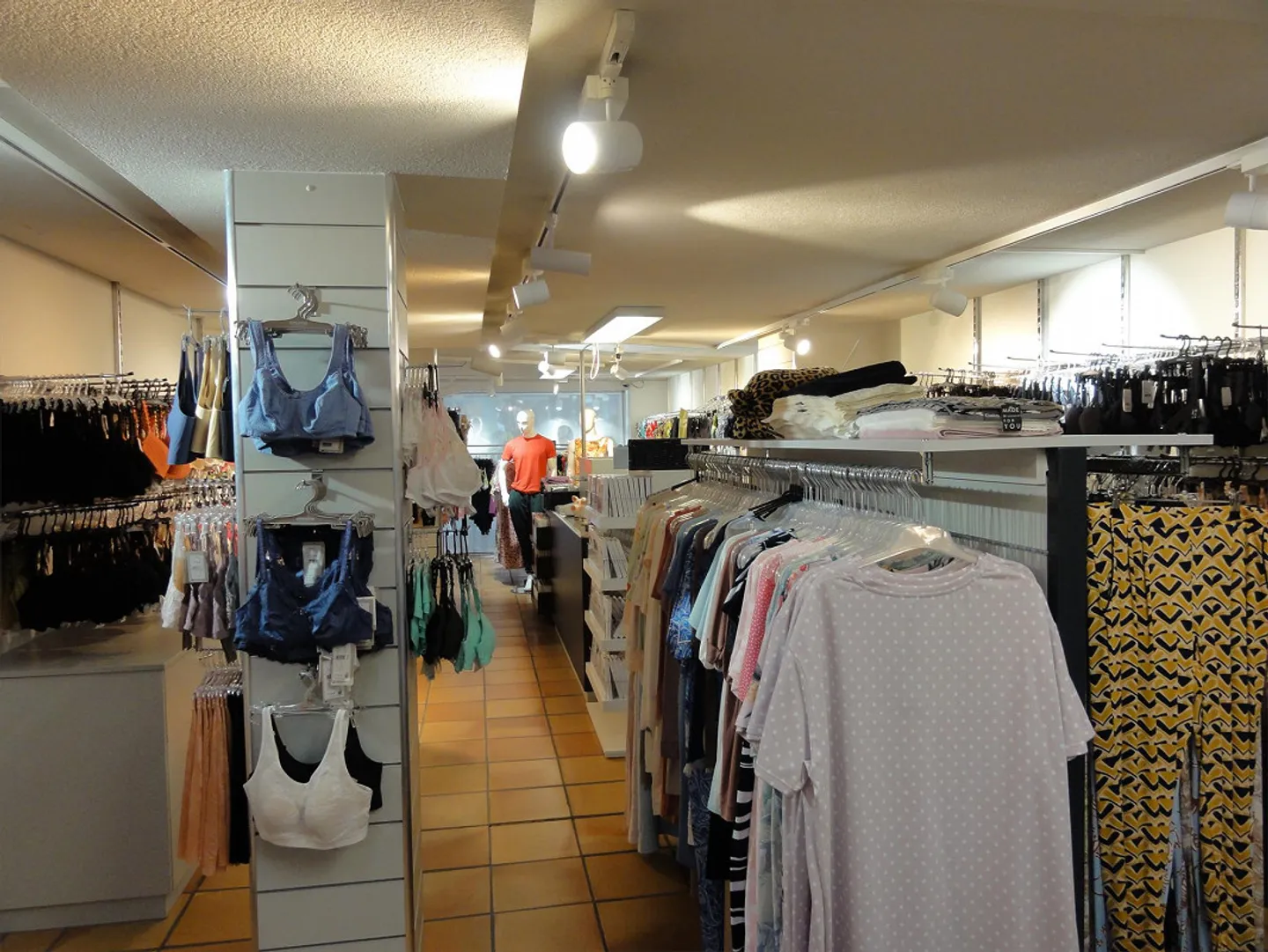 Shop in the town center in an attractive location - Photo 3 of 16