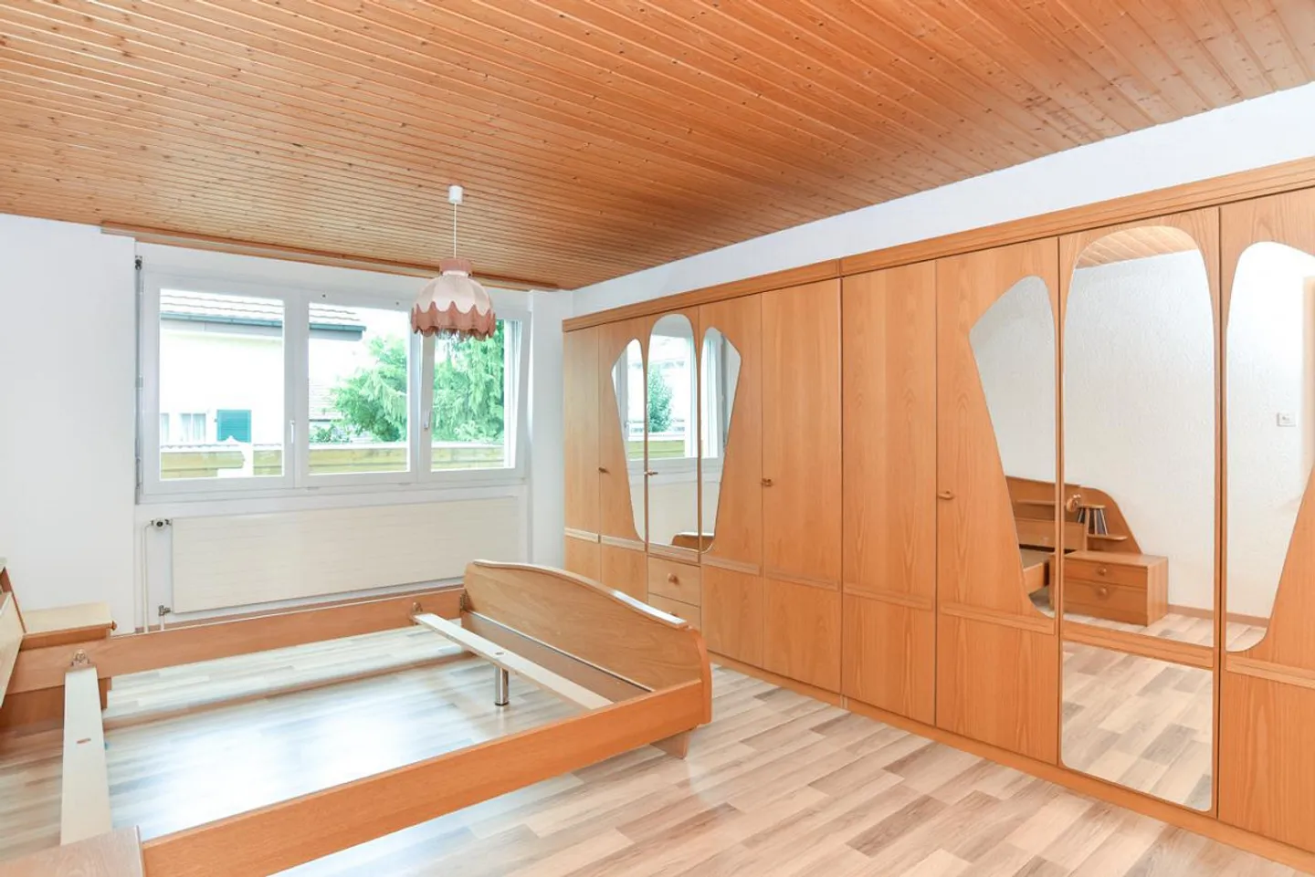 Detached house with large workshop and many parking spaces - Photo 7 of 13