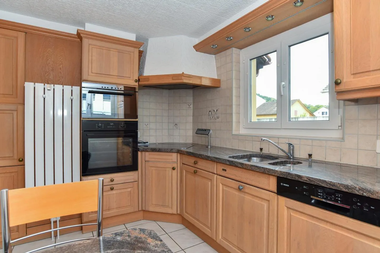 Detached house with large workshop and many parking spaces - Photo 5 of 13