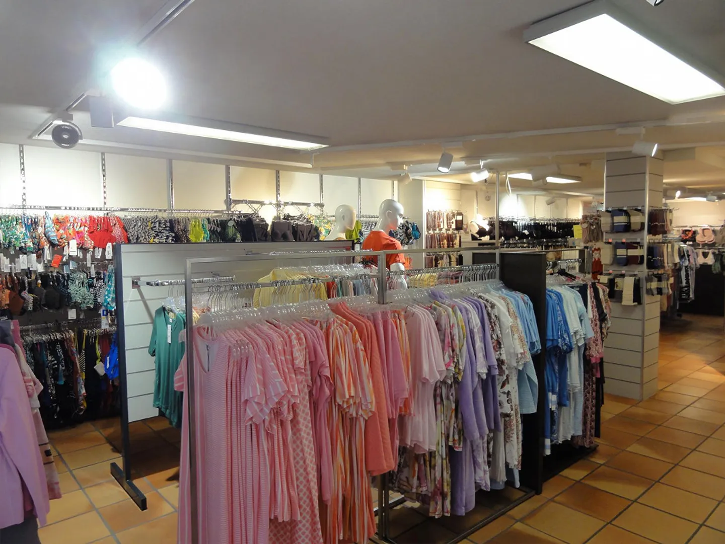 Shop in the town center in an attractive location - Photo 1 of 16