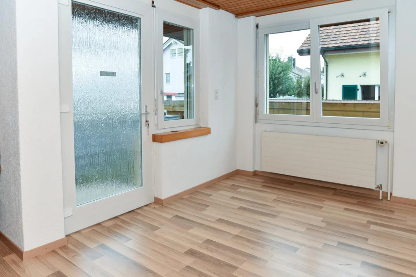 Detached house with large workshop and many parking spaces - Photo 8 of 13