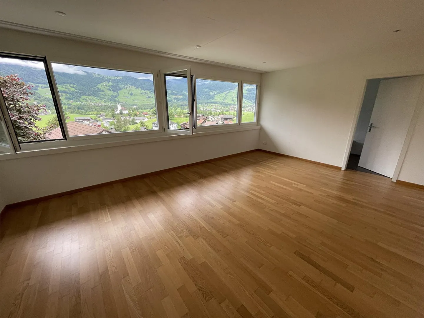 Appartement lumineux de 2,5 pièces avec terrasse et vue sur la montagne à Giswil - Photo 3 sur 11
