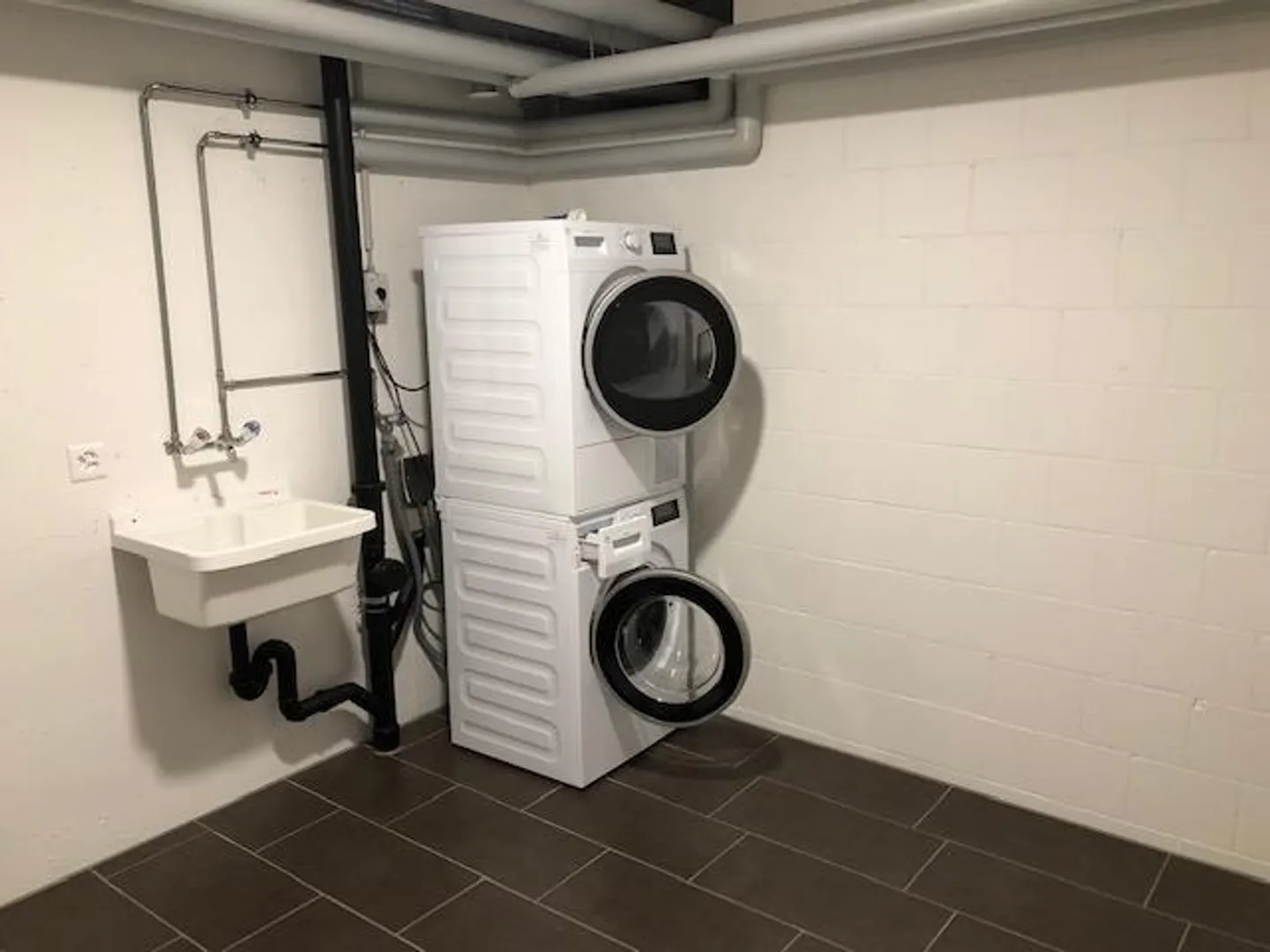 Appartement lumineux de 2,5 pièces avec terrasse et vue sur la montagne à Giswil - Photo 8 sur 11