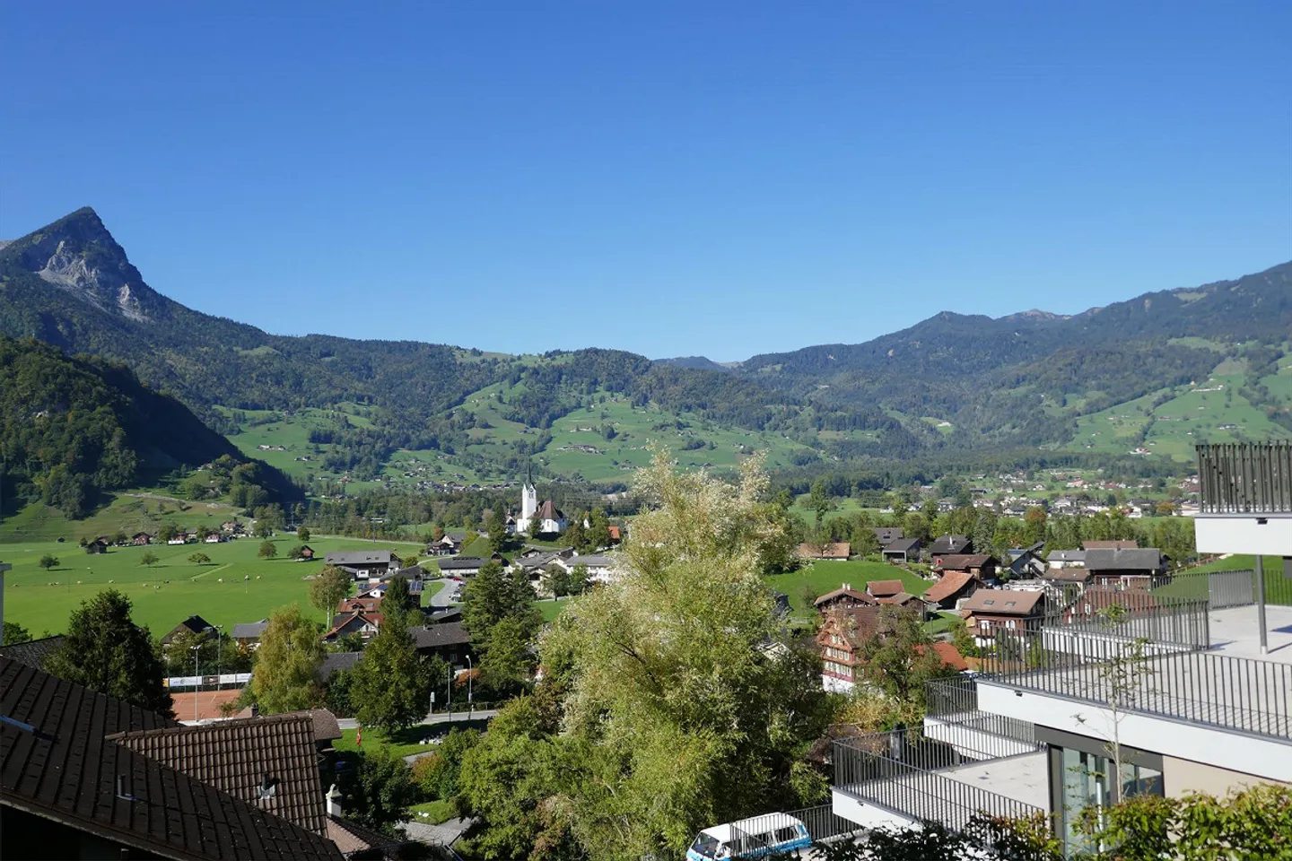 Appartement lumineux de 2,5 pièces avec terrasse et vue sur la montagne à Giswil - Photo 2 sur 11