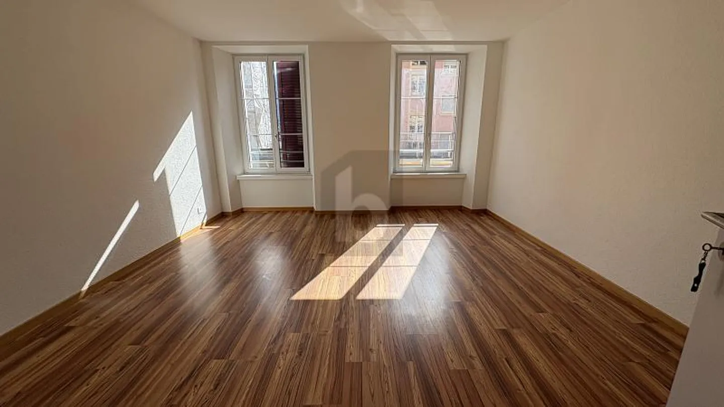 RECENTLY RENOVATED, BRIGHT & SPACIOUS - Photo 3 of 6