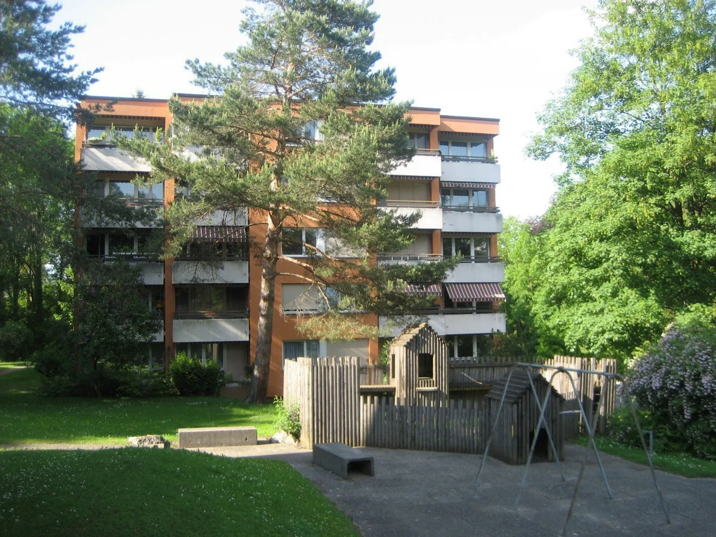 Bright 1-room apartment freshly painted, with new flooring and balcony overlooking greenery - Photo 1 of 5