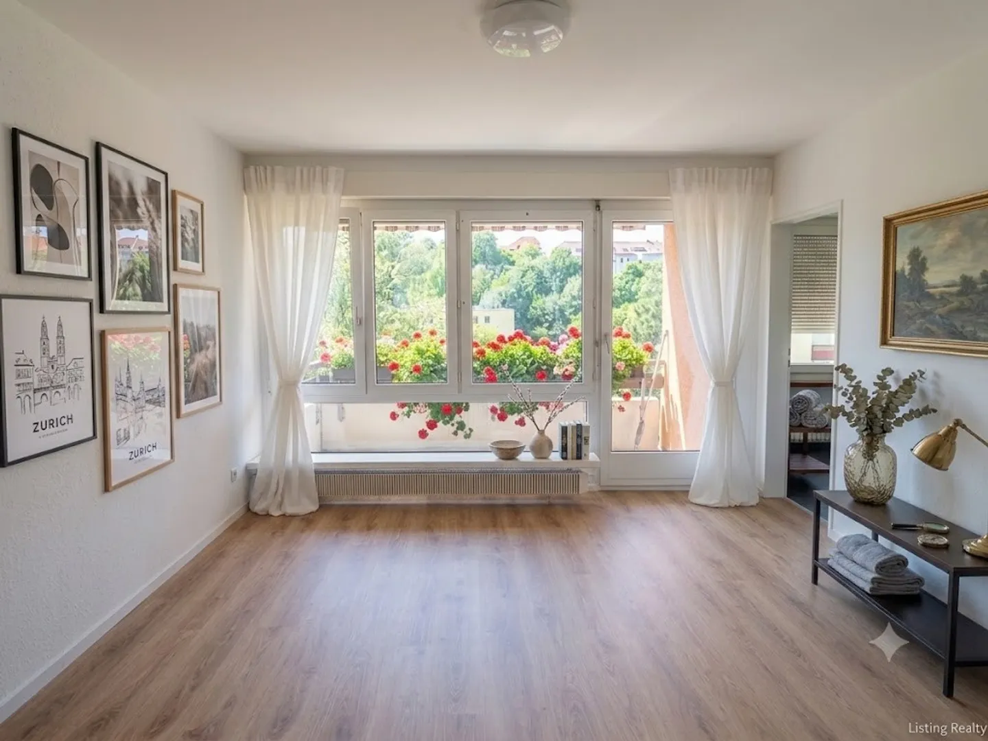 Bright 1-room apartment freshly painted, with new flooring and balcony overlooking greenery - Photo 2 of 5