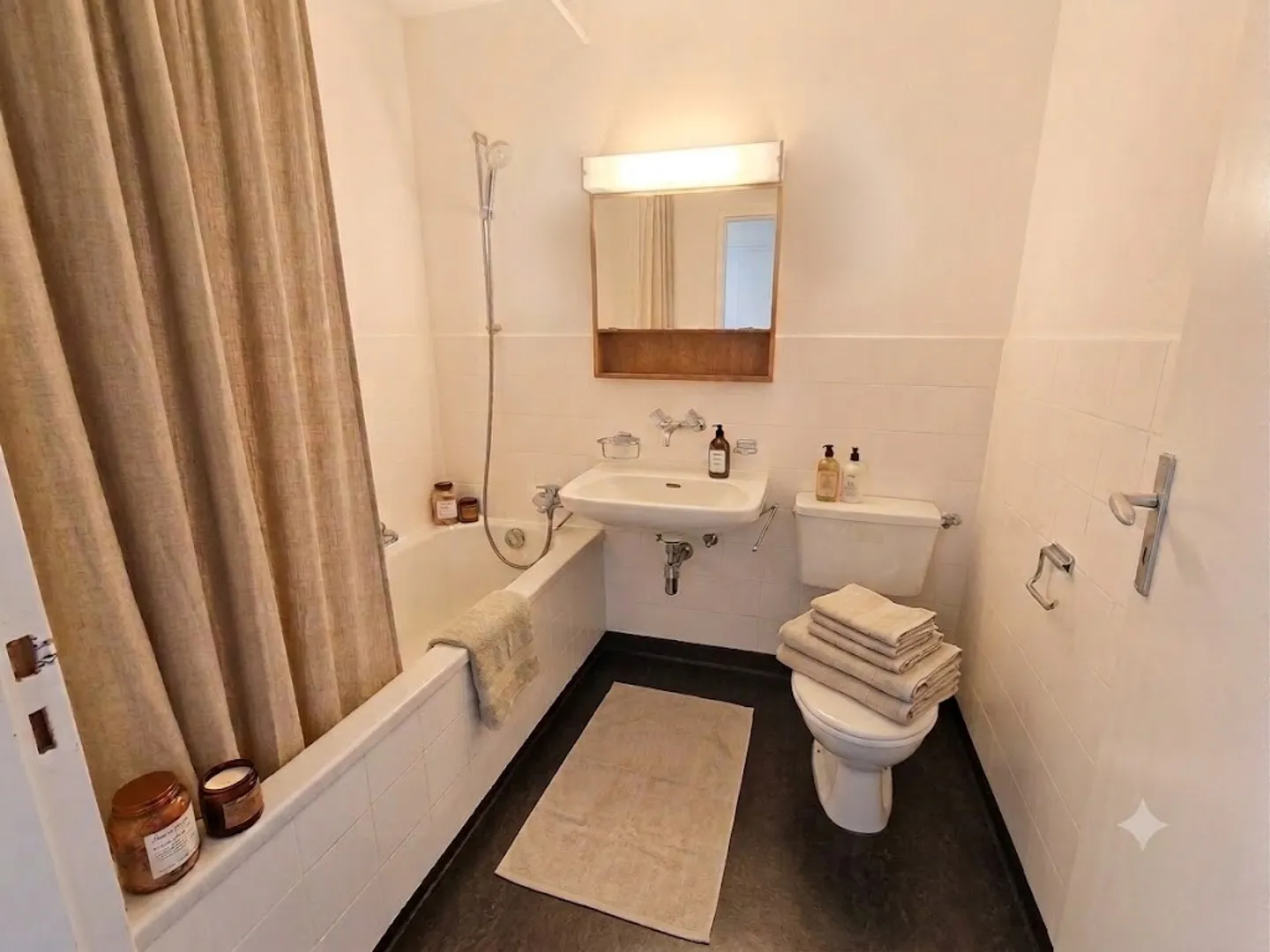 Bright 1-room apartment freshly painted, with new flooring and balcony overlooking greenery - Photo 4 of 5