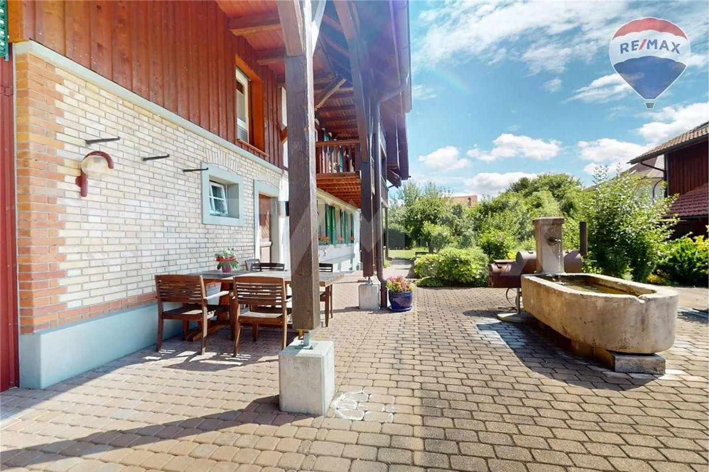 Stylish Maisonette Penthouse Apartment with 200 m² Terrace Perfect for Work-Life Balance - Photo 2 of 13