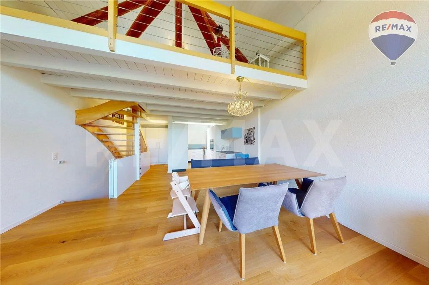 Stylish Maisonette Penthouse Apartment with 200 m² Terrace Perfect for Work-Life Balance - Photo 3 of 13
