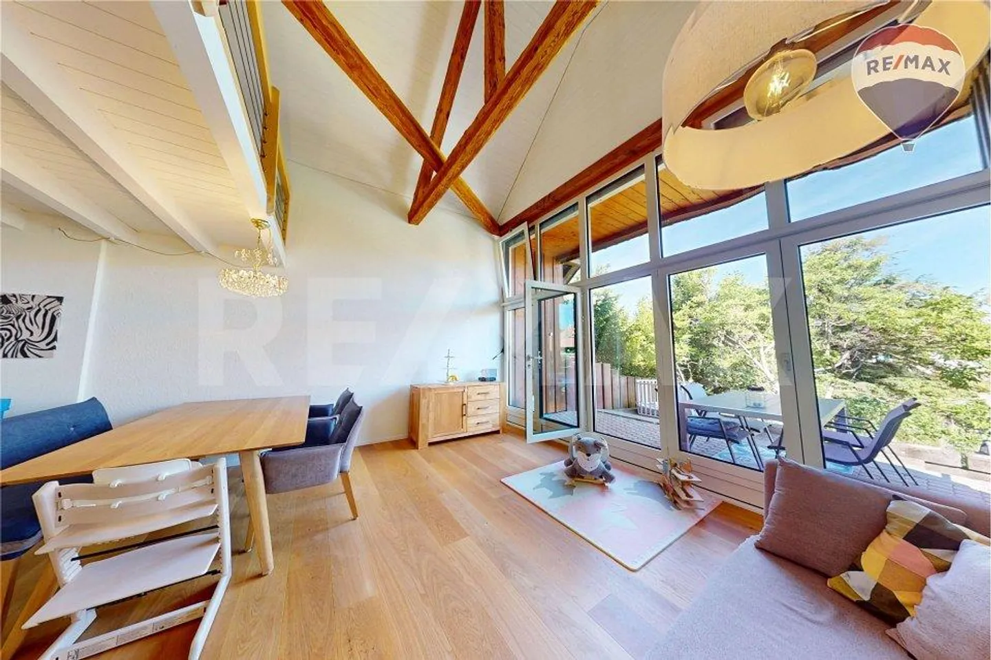 Stylish Maisonette Penthouse Apartment with 200 m² Terrace Perfect for Work-Life Balance - Photo 8 of 13