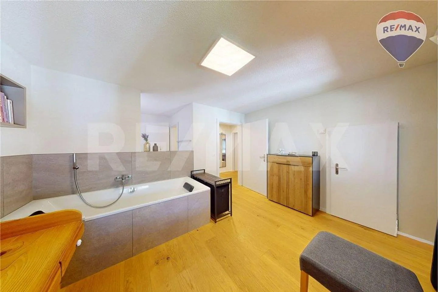 Stylish Maisonette Penthouse Apartment with 200 m² Terrace Perfect for Work-Life Balance - Photo 13 of 13