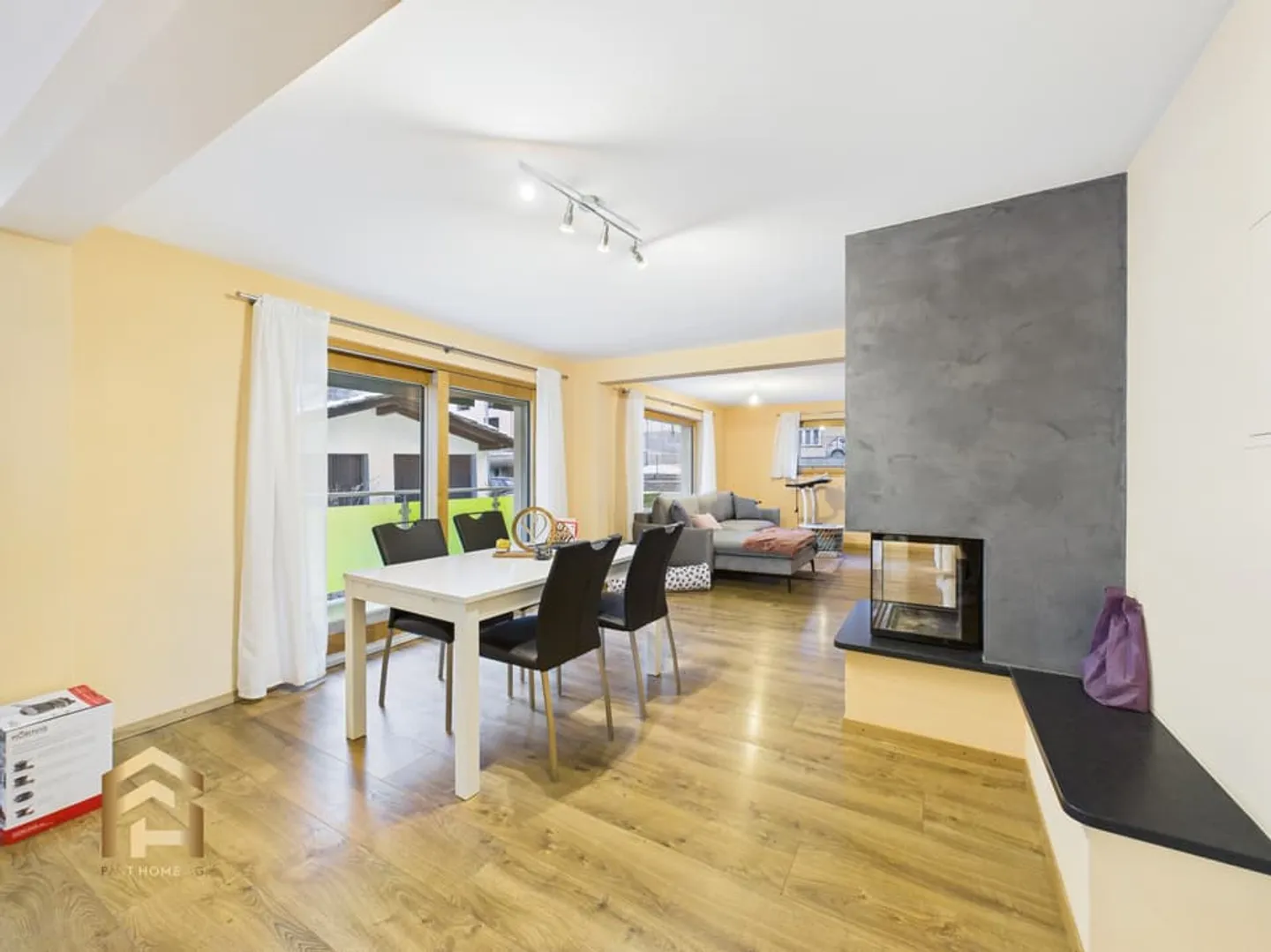 Moderne 3.5-ZWG mit Kamin, Balkon und Bergblick in St. Niklaus - Photo 3 sur 13