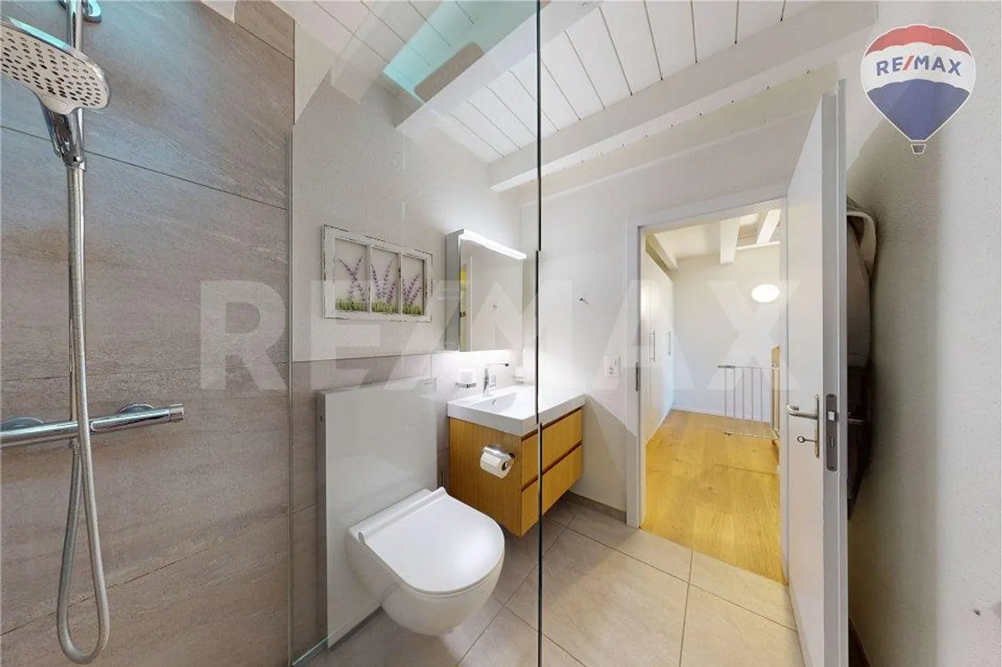 Stylish Maisonette Penthouse Apartment with 200 m² Terrace Perfect for Work-Life Balance - Photo 10 of 13