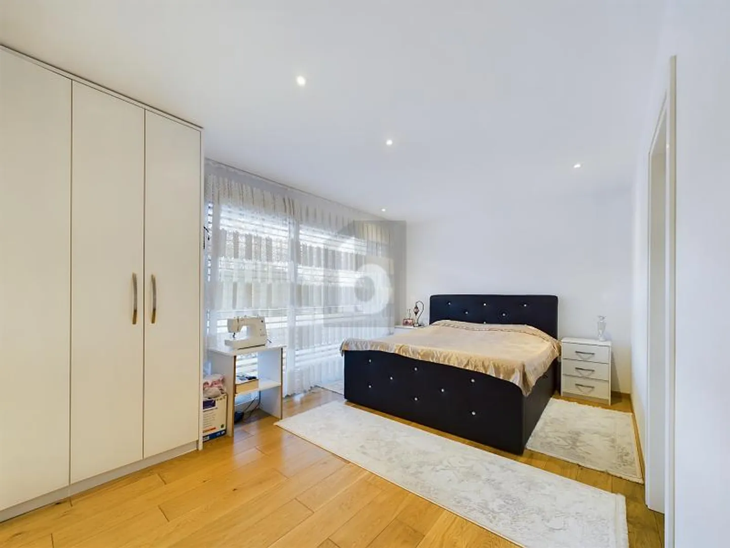 A LOT OF LIVING SPACE FOR A LARGE FAMILY - Photo 4 of 6