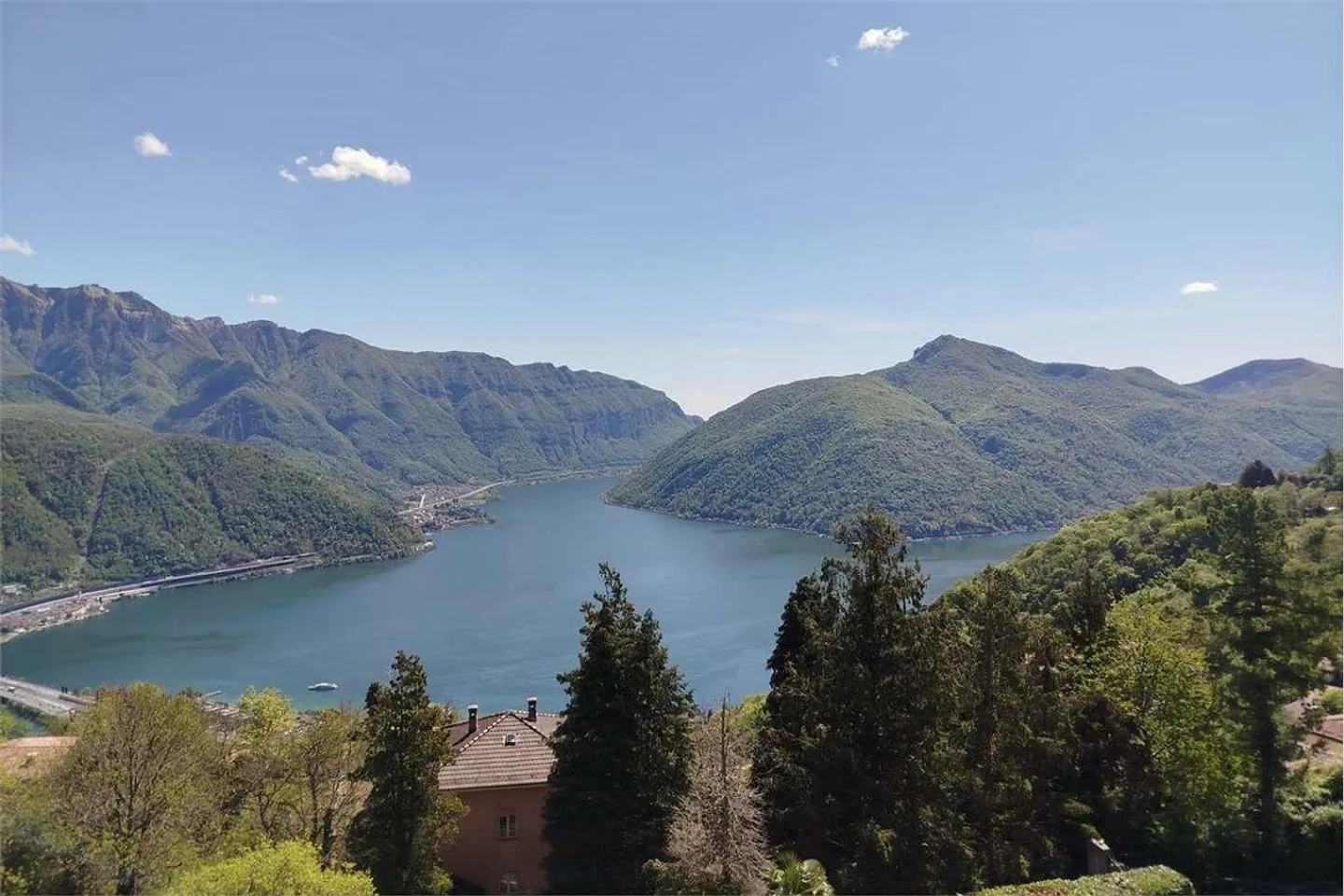 Elegant 3.5-room apartment with lake view in exclusive residence - Photo 1 of 1