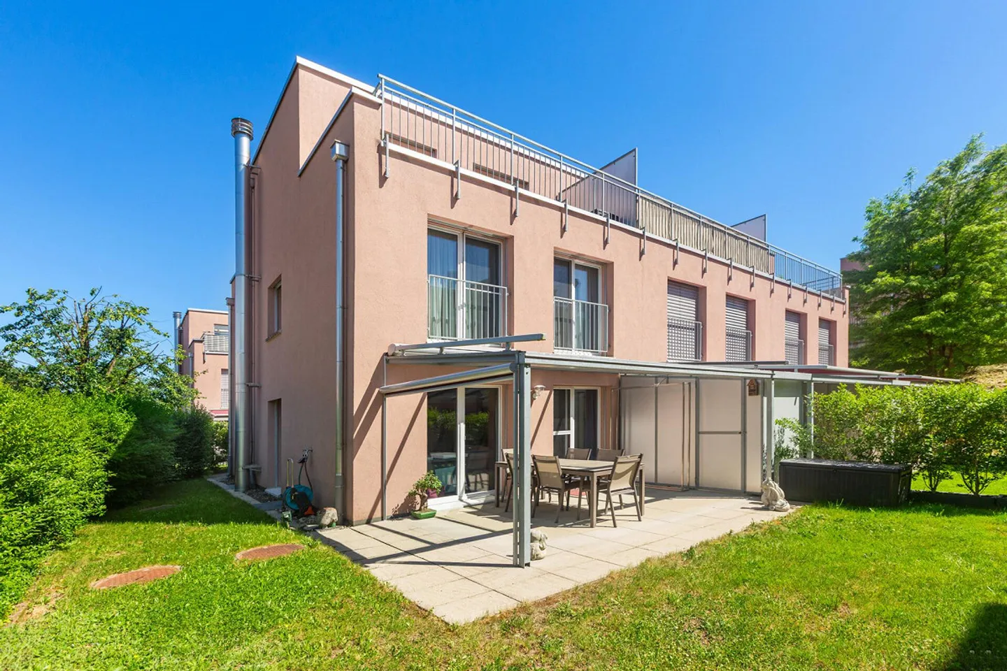 Living with a View: Well-Maintained 5.5-Room Corner House with Two Terraces - Photo 1 of 15