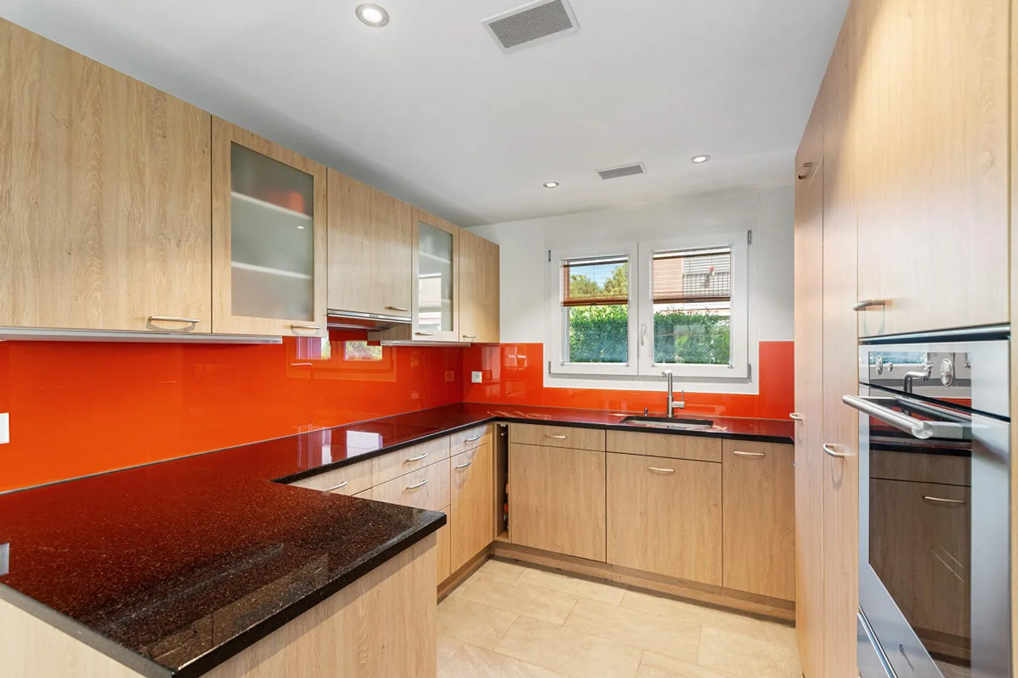Living with a View: Well-Maintained 5.5-Room Corner House with Two Terraces - Photo 2 of 15