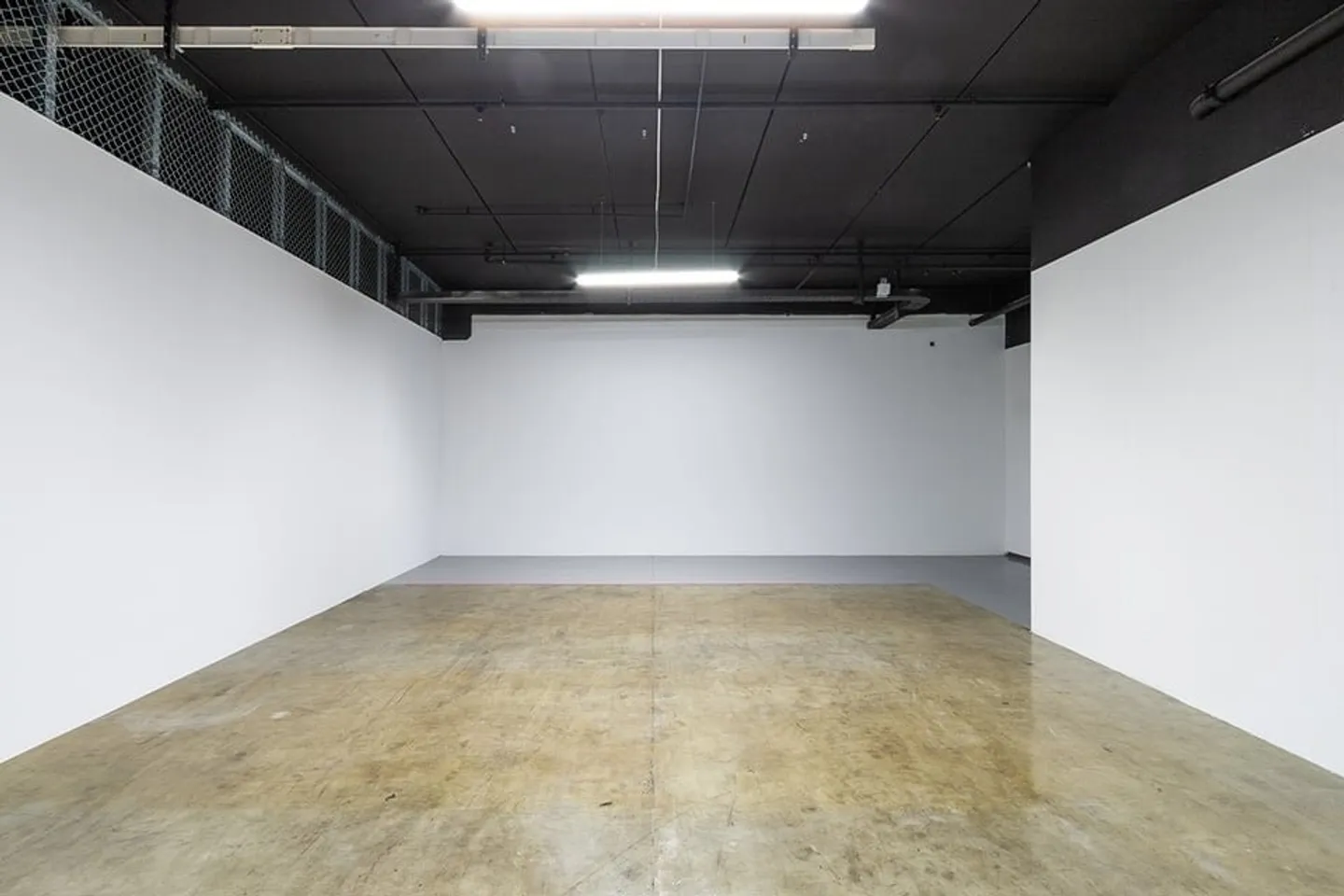 LUGANO NORD - FOR RENT WAREHOUSE OF 40 SQM (ref. D10) - Photo 2 of 11