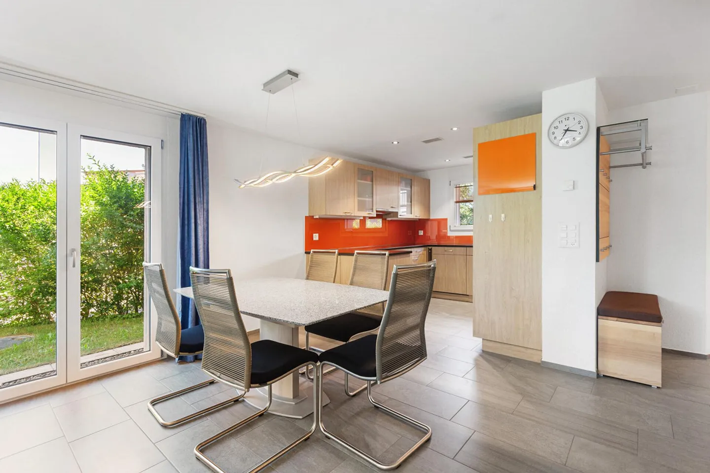 Living with a View: Well-Maintained 5.5-Room Corner House with Two Terraces - Photo 3 of 15