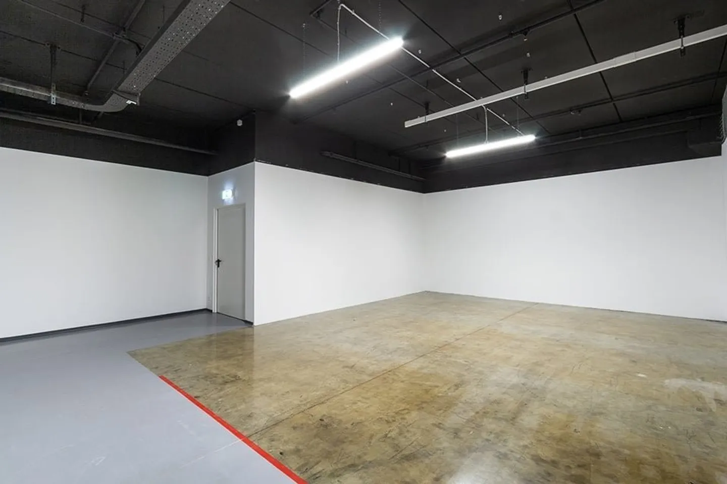 LUGANO NORD - FOR RENT WAREHOUSE OF 40 SQM (ref. D10) - Photo 3 of 11