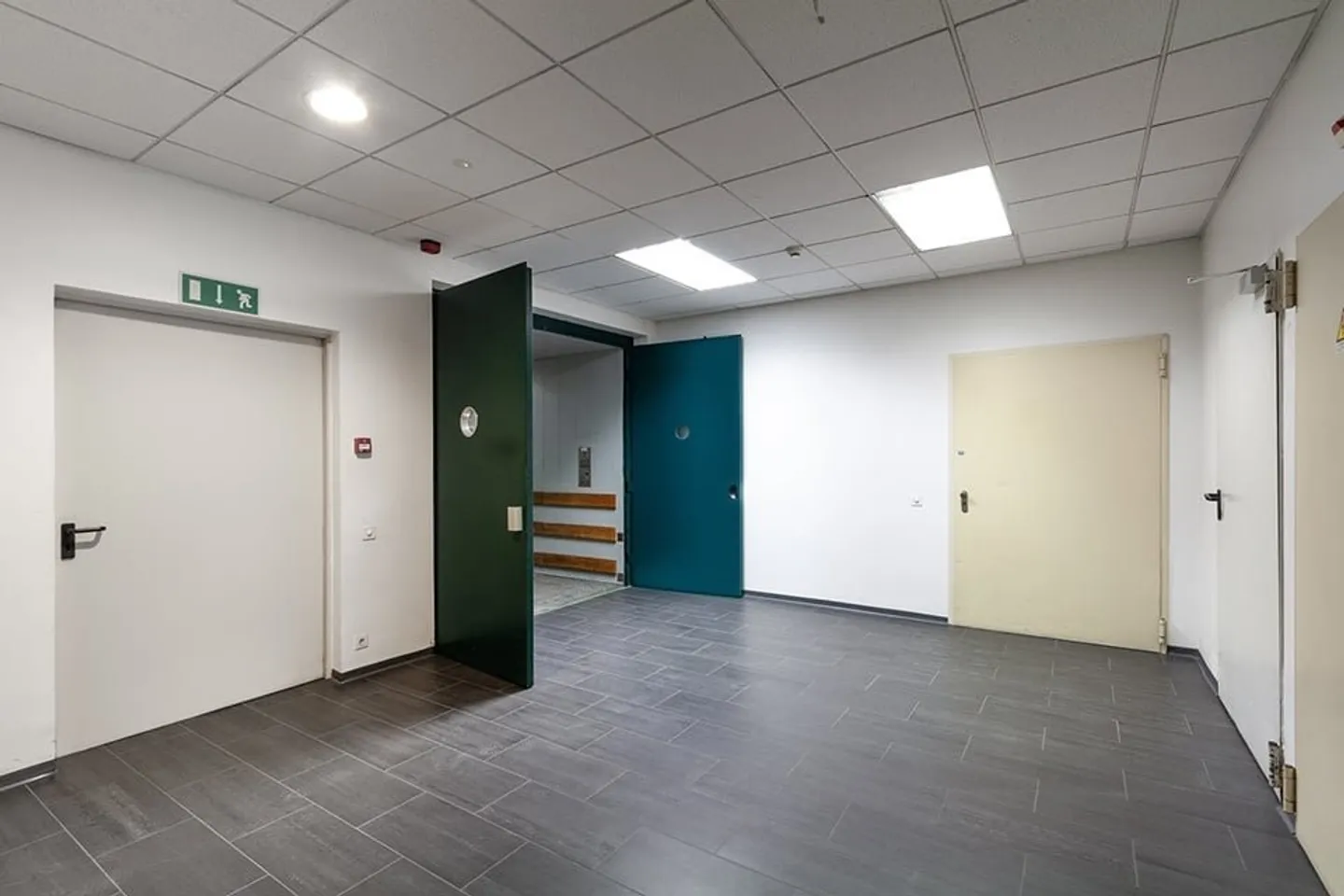 LUGANO NORD - FOR RENT WAREHOUSE OF 40 SQM (ref. D10) - Photo 4 of 11