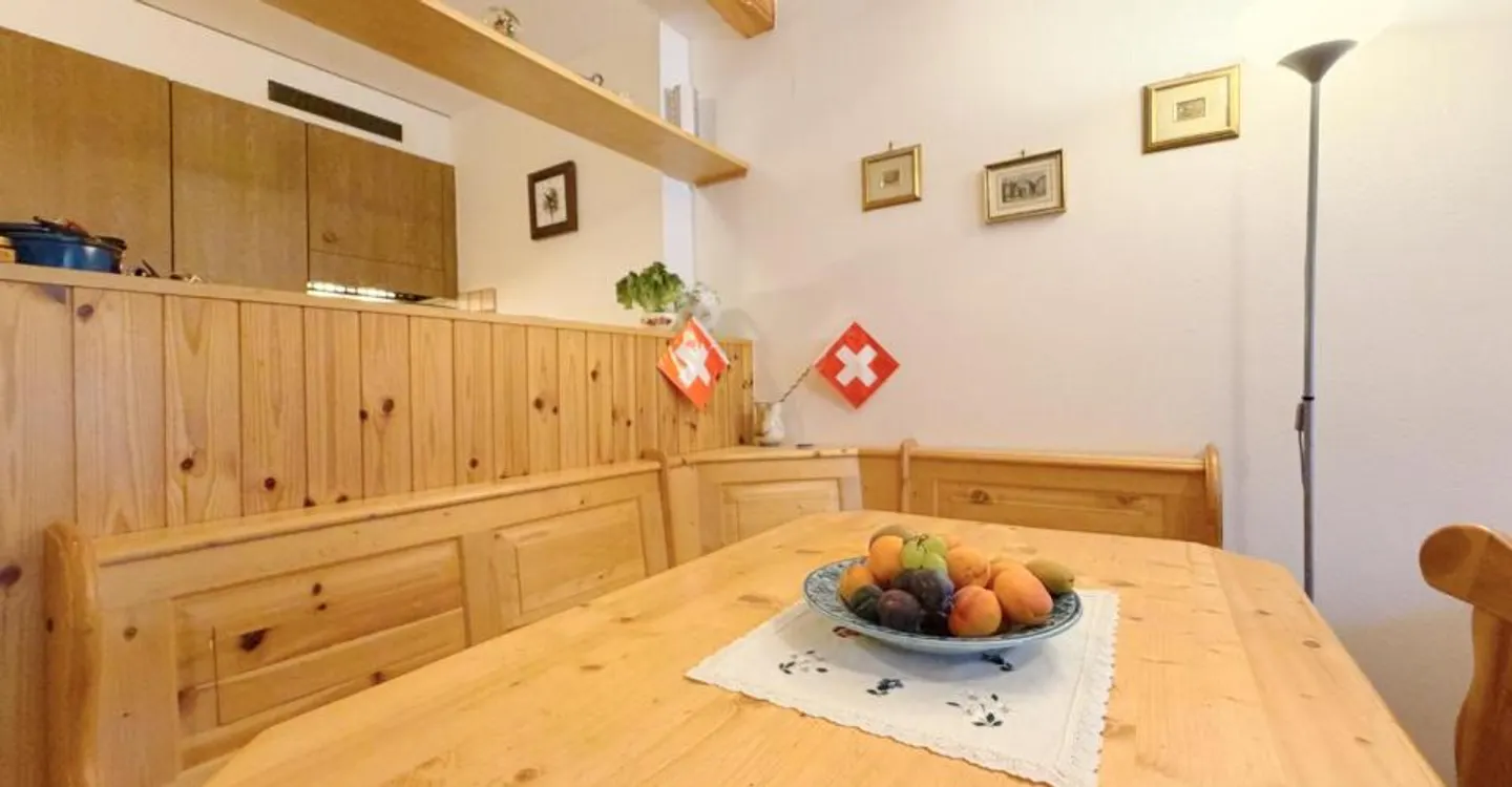 In affitto a Crans-Montana – Incantevole appartamento di 2,5 locali con balcone in un ambiente boschivo. - Foto 1 di 12