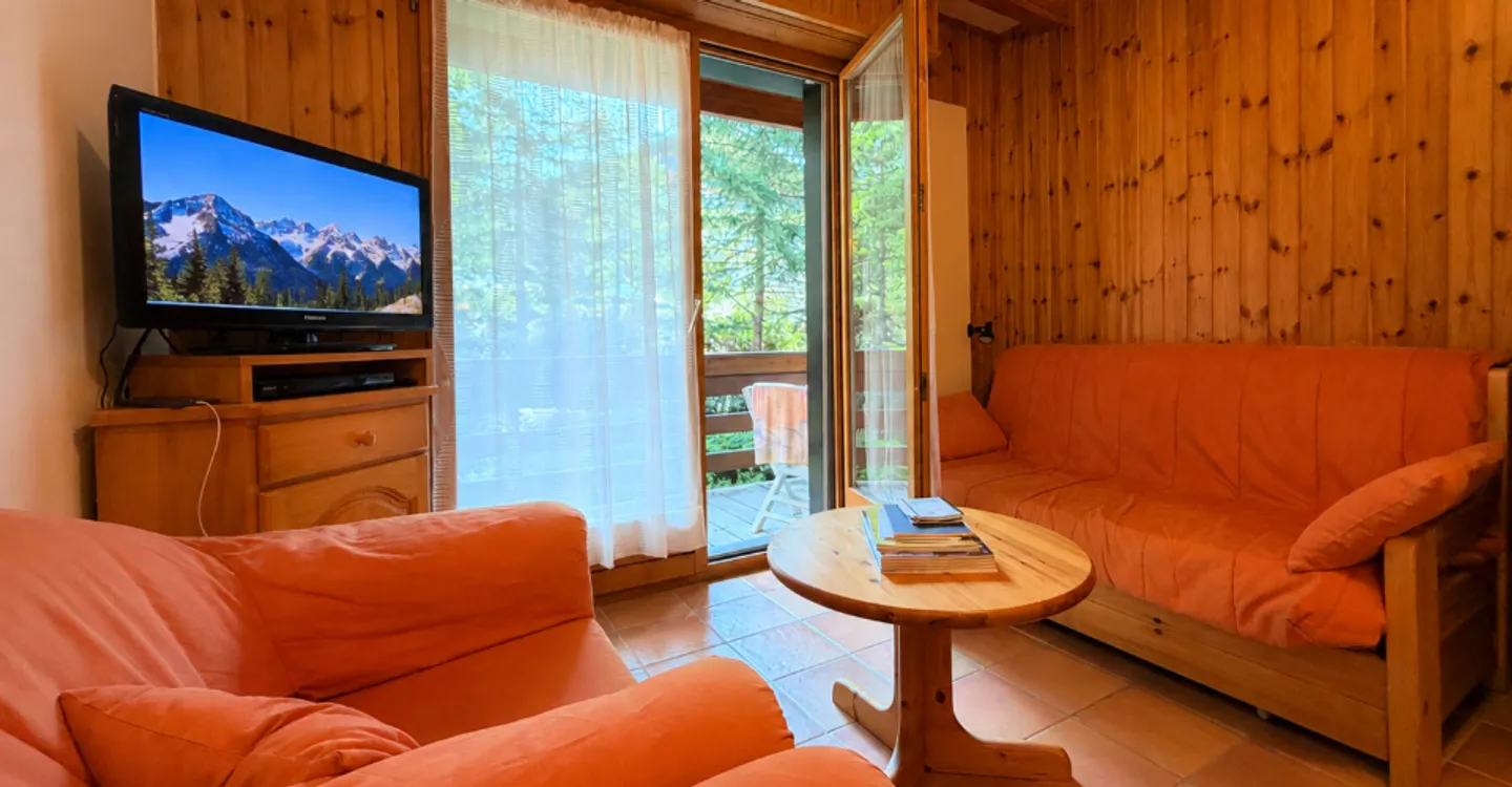 In affitto a Crans-Montana – Incantevole appartamento di 2,5 locali con balcone in un ambiente boschivo. - Foto 2 di 12