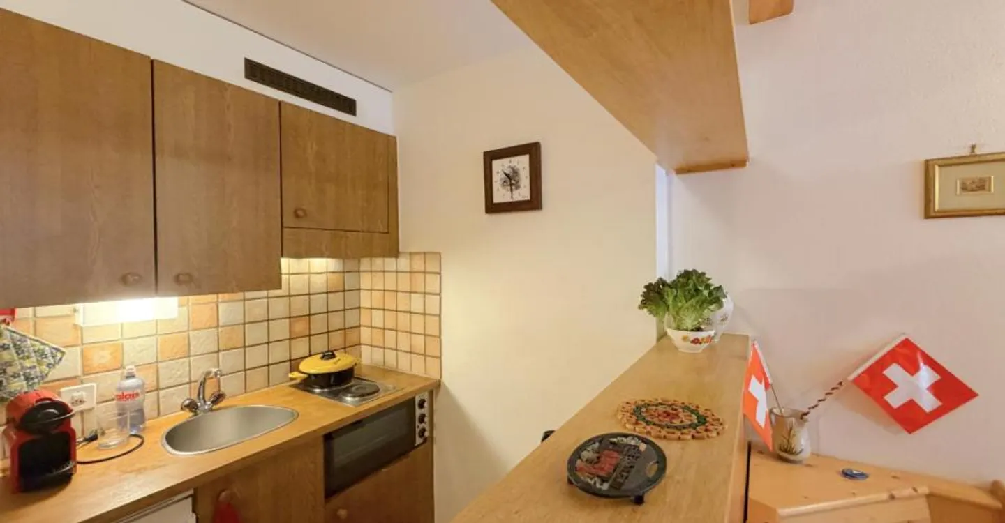 In affitto a Crans-Montana – Incantevole appartamento di 2,5 locali con balcone in un ambiente boschivo. - Foto 3 di 12