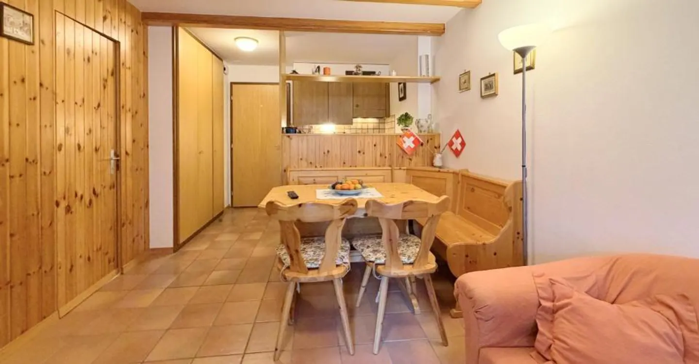 In affitto a Crans-Montana – Incantevole appartamento di 2,5 locali con balcone in un ambiente boschivo. - Foto 5 di 12