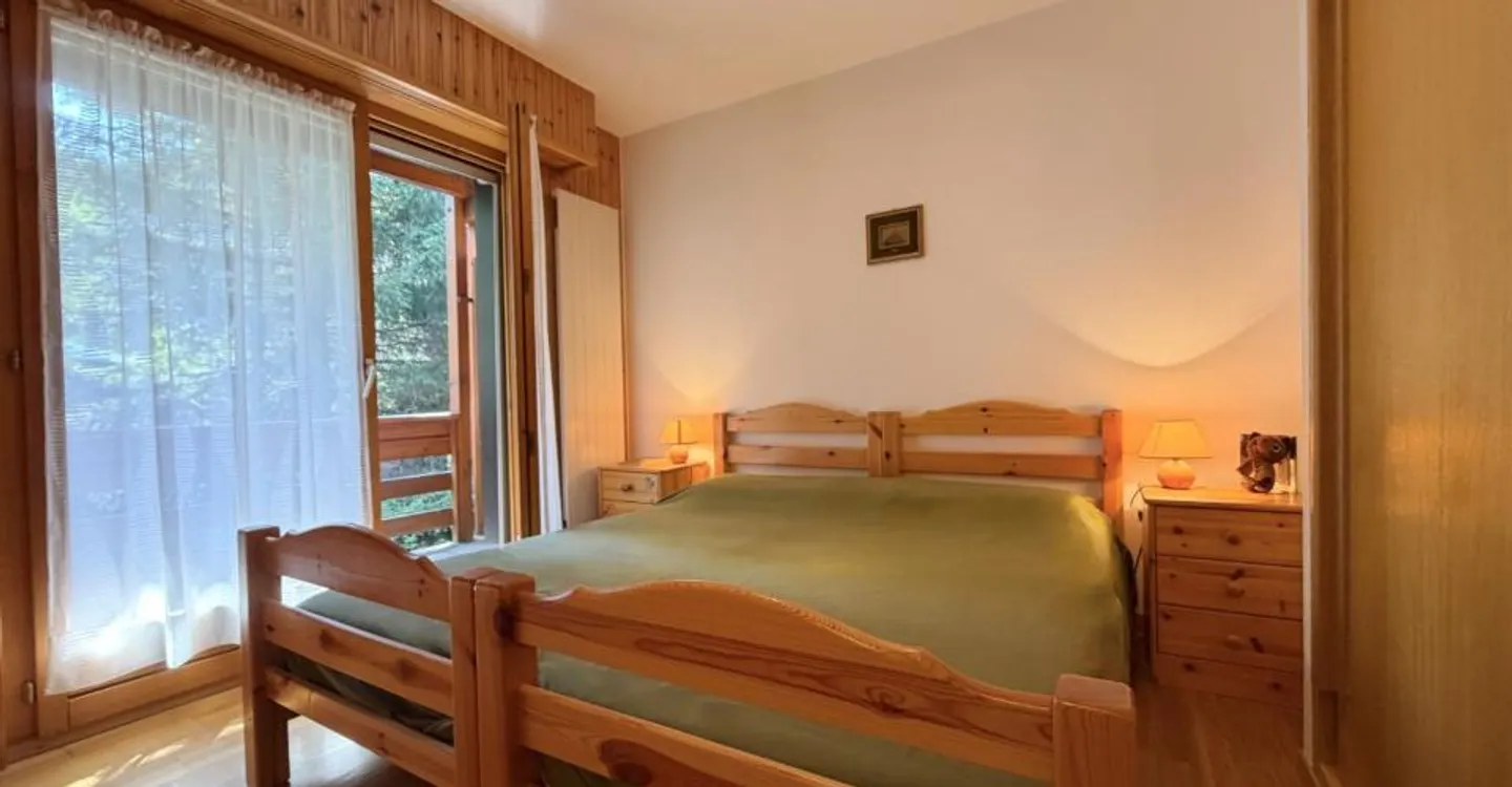 In affitto a Crans-Montana – Incantevole appartamento di 2,5 locali con balcone in un ambiente boschivo. - Foto 7 di 12