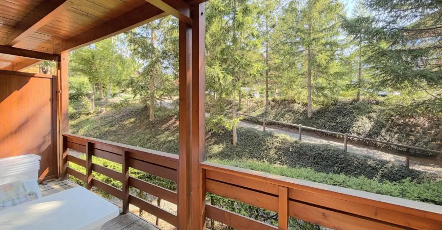 In affitto a Crans-Montana – Incantevole appartamento di 2,5 locali con balcone in un ambiente boschivo. - Foto 12 di 12