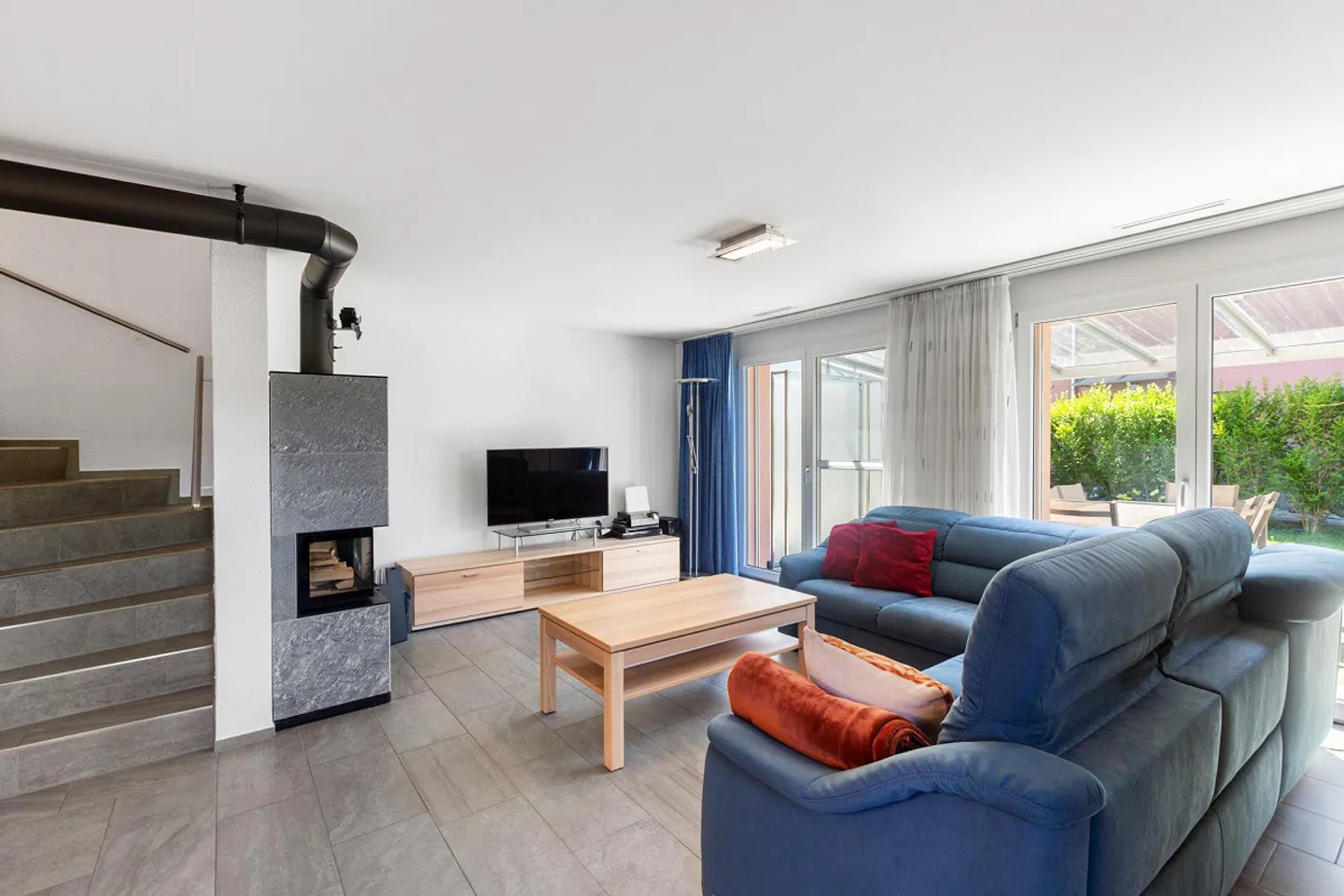 Living with a View: Well-Maintained 5.5-Room Corner House with Two Terraces - Photo 4 of 15