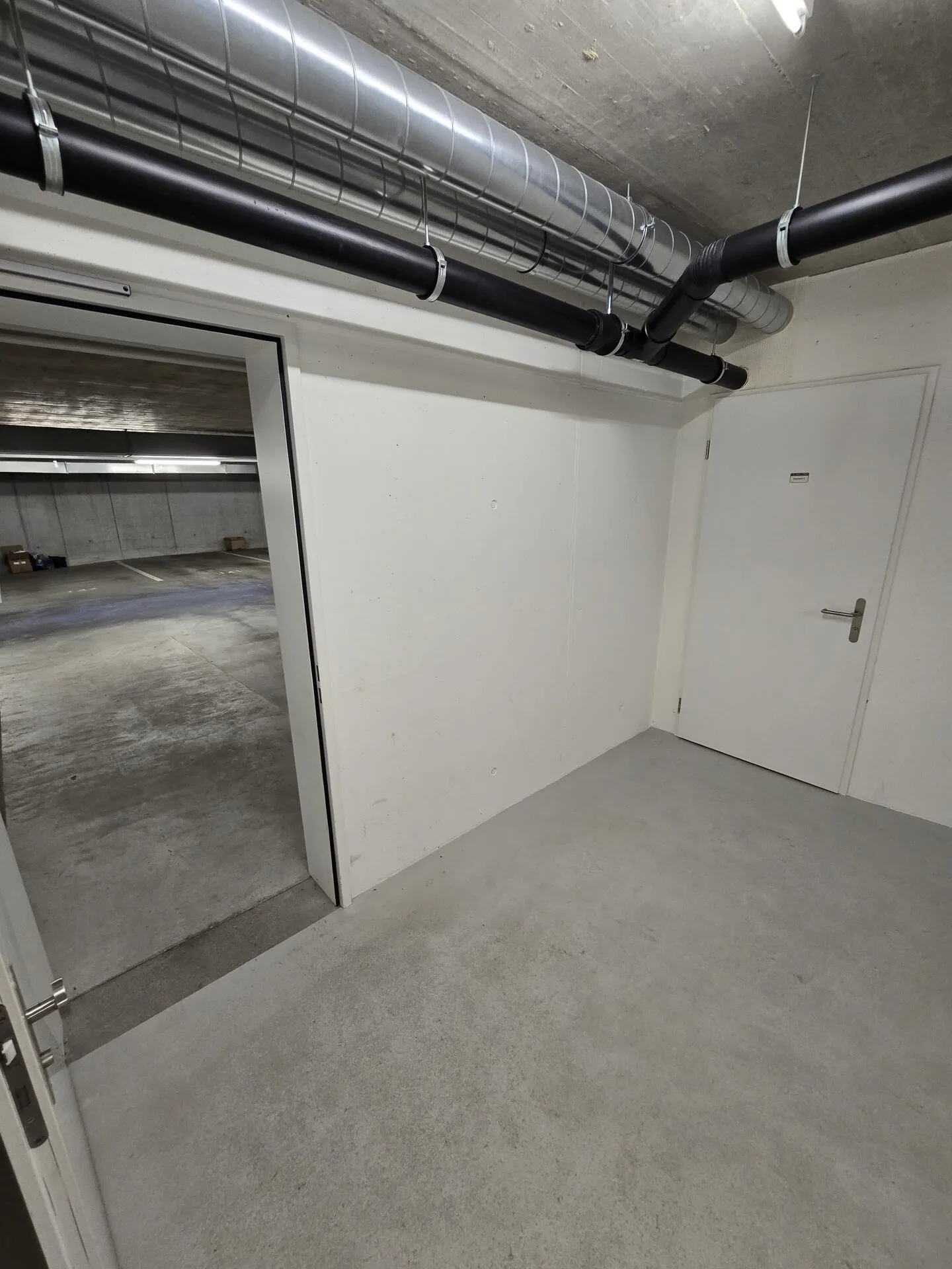 Versatile usable storage / hobby room near the train station! - Photo 3 of 4