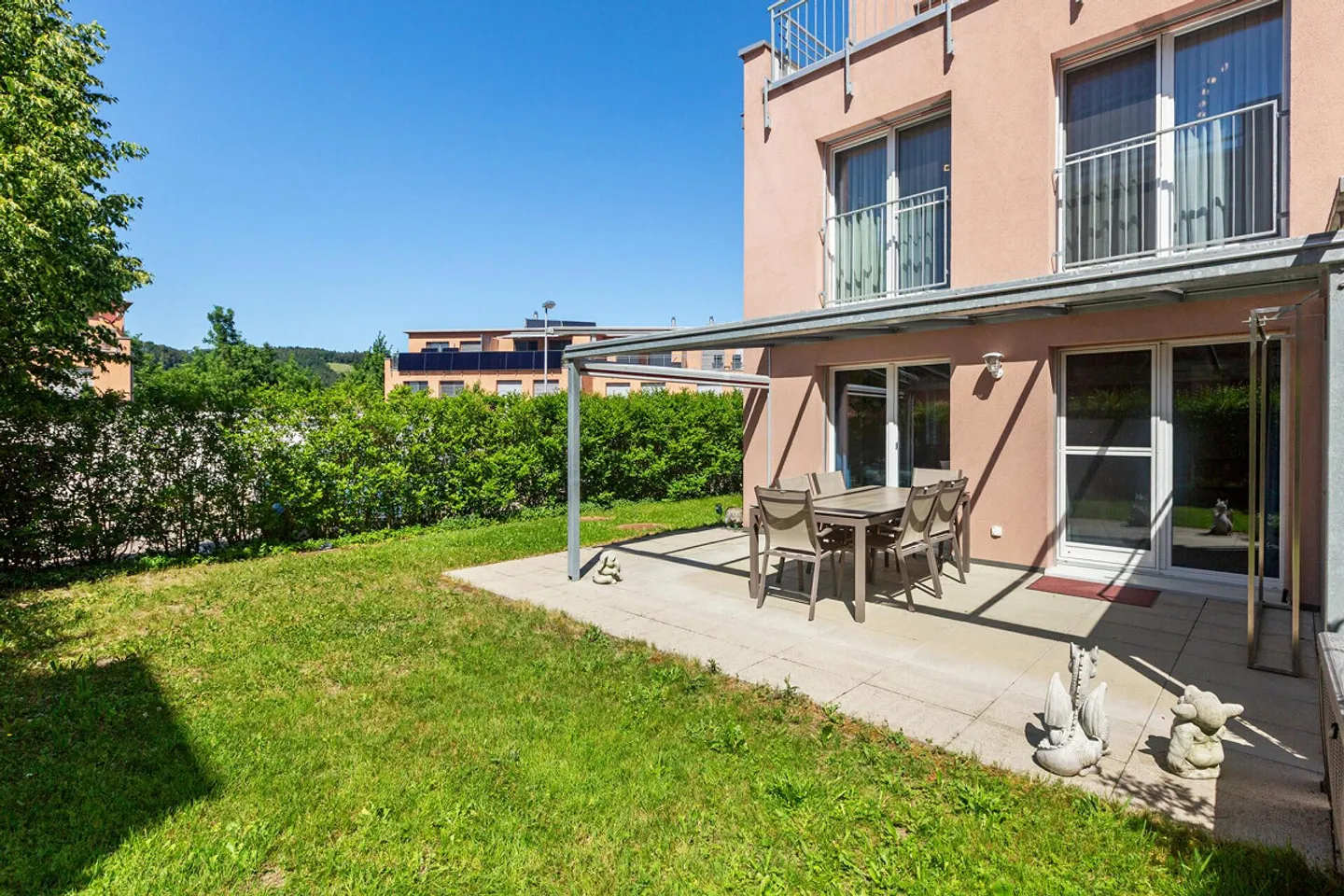 Living with a View: Well-Maintained 5.5-Room Corner House with Two Terraces - Photo 5 of 15
