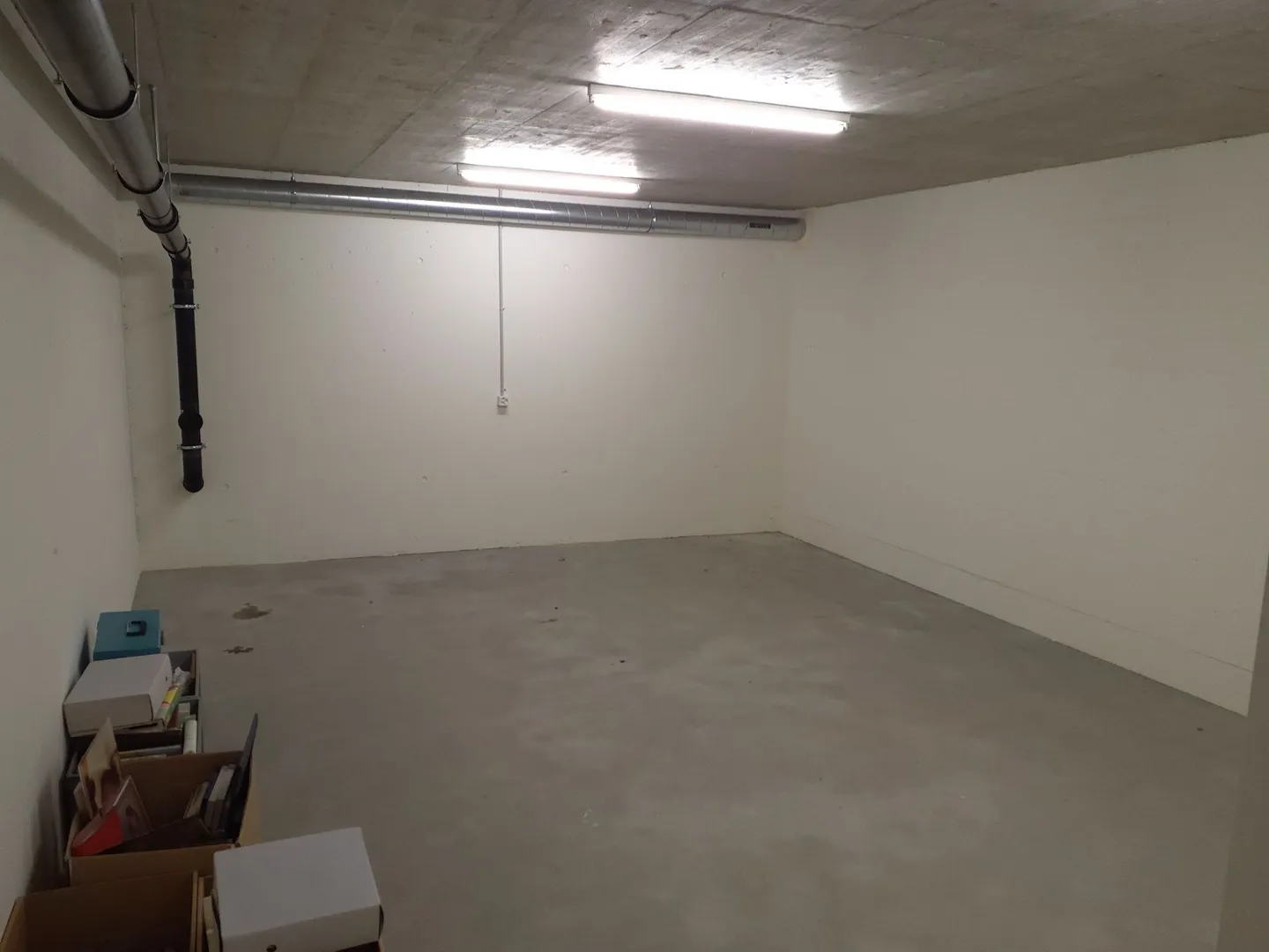 Versatile usable storage / hobby room near the train station! - Photo 4 of 4