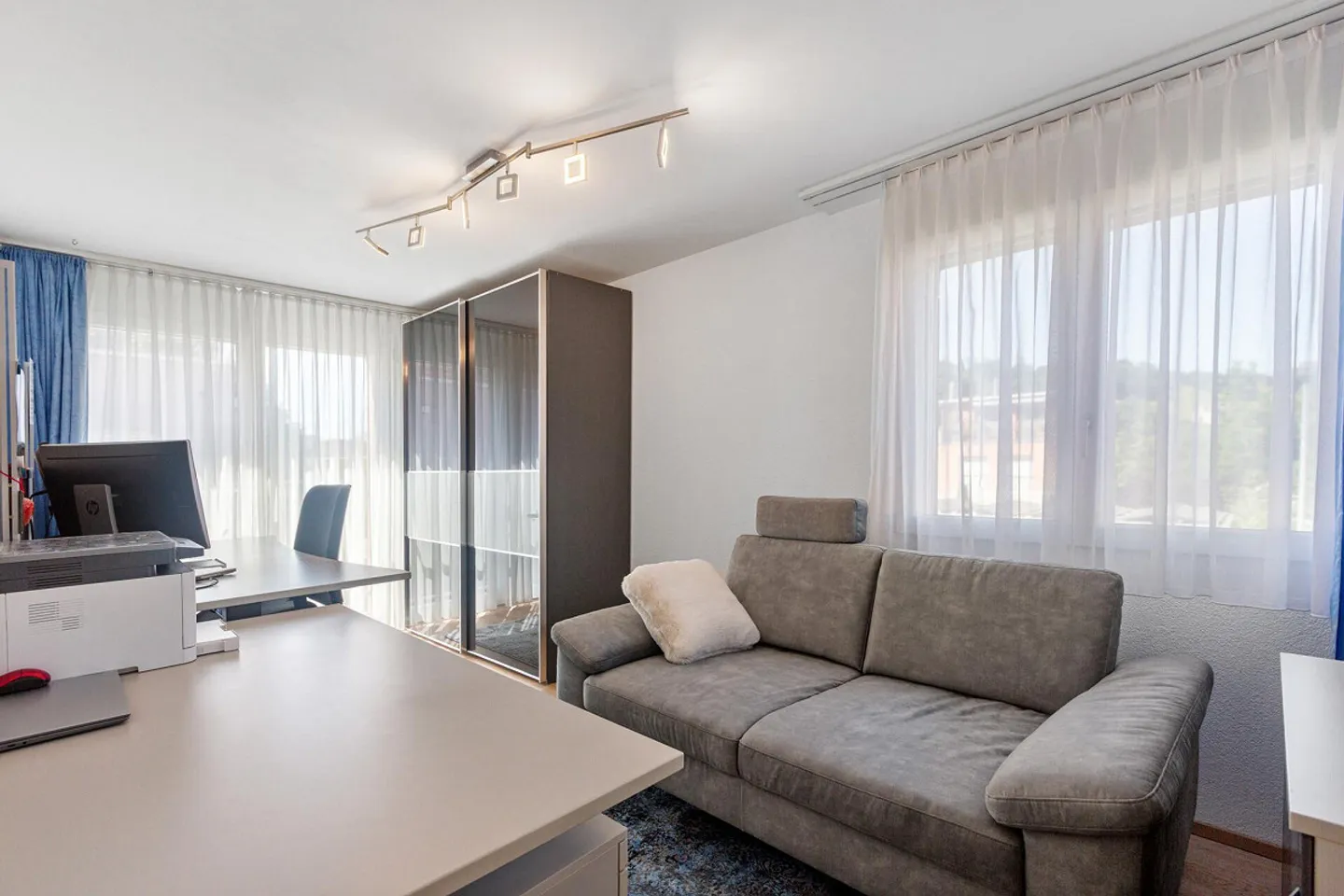 Living with a View: Well-Maintained 5.5-Room Corner House with Two Terraces - Photo 8 of 15