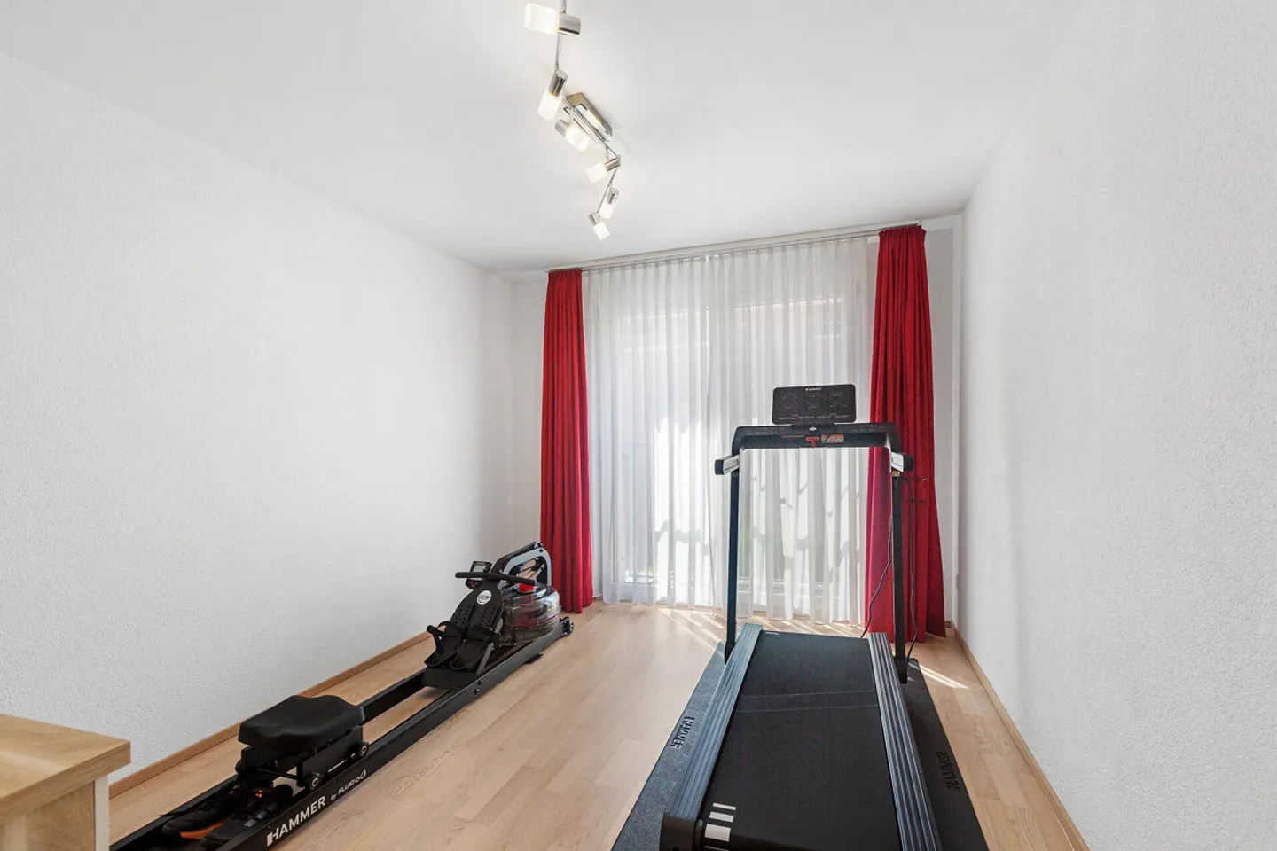 Living with a View: Well-Maintained 5.5-Room Corner House with Two Terraces - Photo 9 of 15