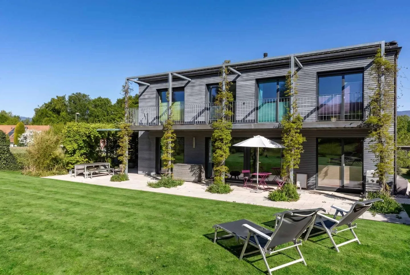 KONTEMPORÄRE MINERGIE-VILLA IN EINER BEVORZUGTEN UMGEBUNG - Foto 1 von 12