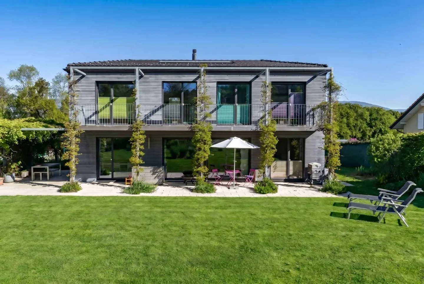 KONTEMPORÄRE MINERGIE-VILLA IN EINER BEVORZUGTEN UMGEBUNG - Foto 2 von 12