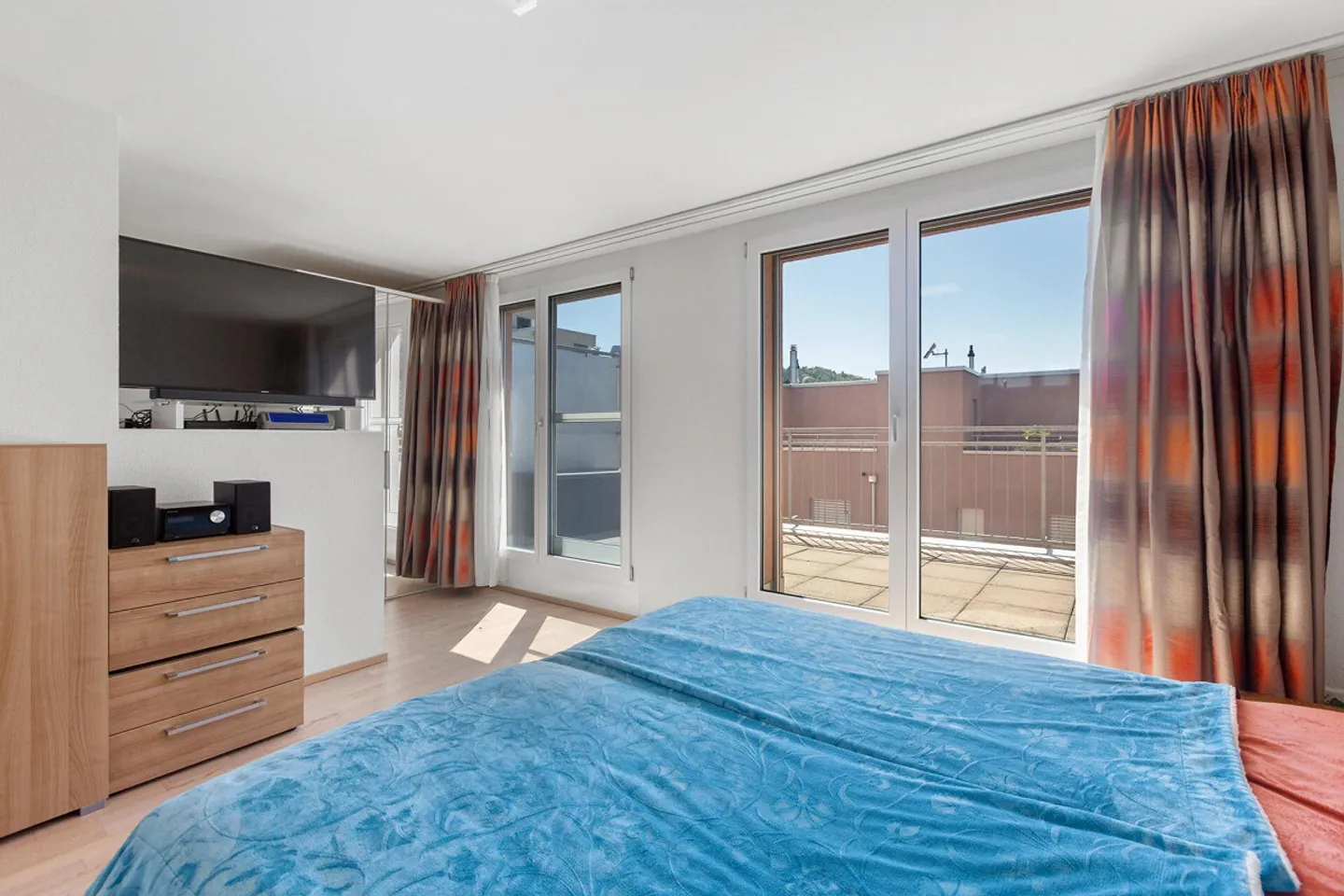 Living with a View: Well-Maintained 5.5-Room Corner House with Two Terraces - Photo 11 of 15